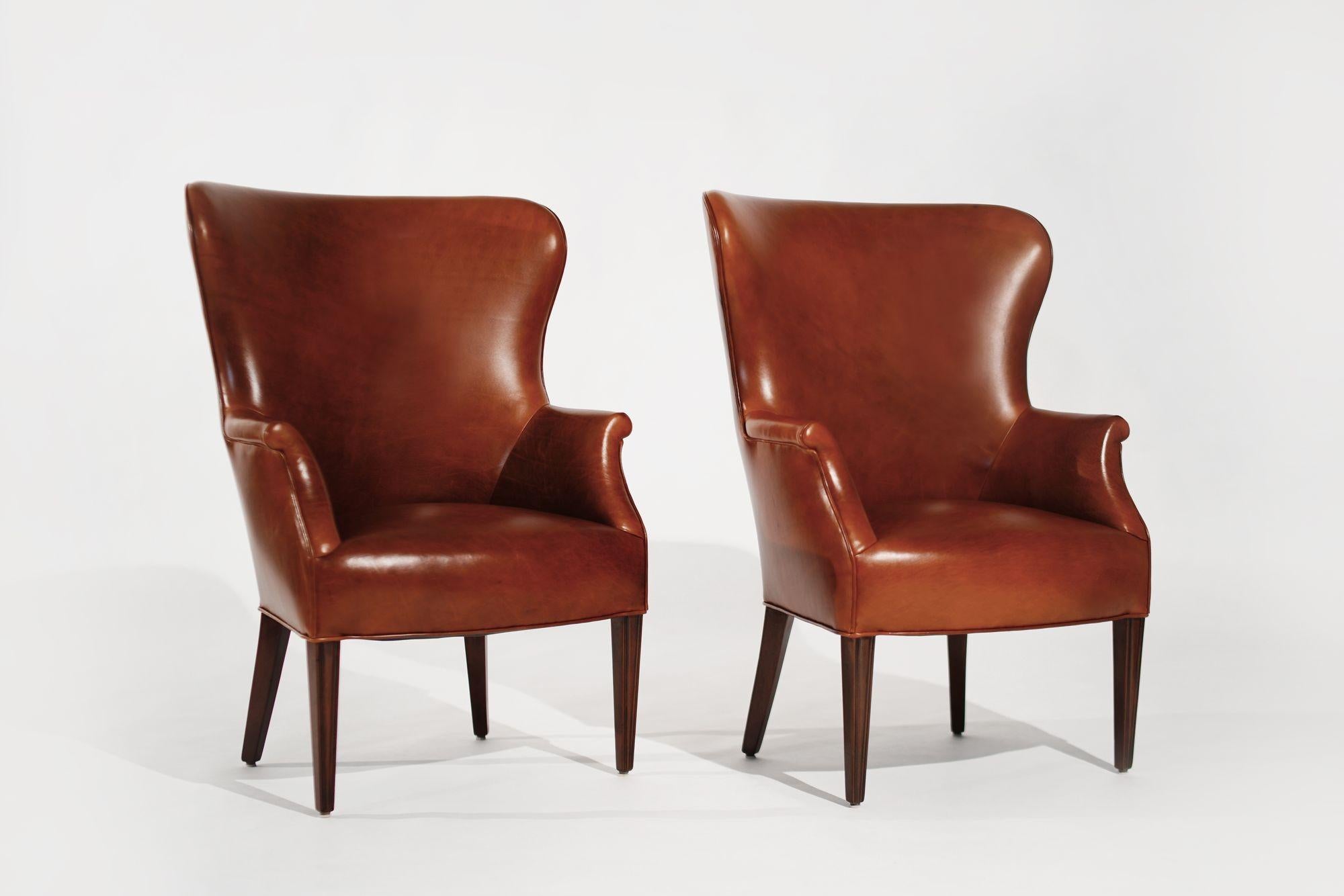 Fai un salto indietro nel tempo con il nostro splendido set di sedie club wingback vintage degli anni '50, meticolosamente restaurate e rivestite in ricca pelle color cognac. Questi pezzi senza tempo fondono il fascino retrò con il lusso moderno,