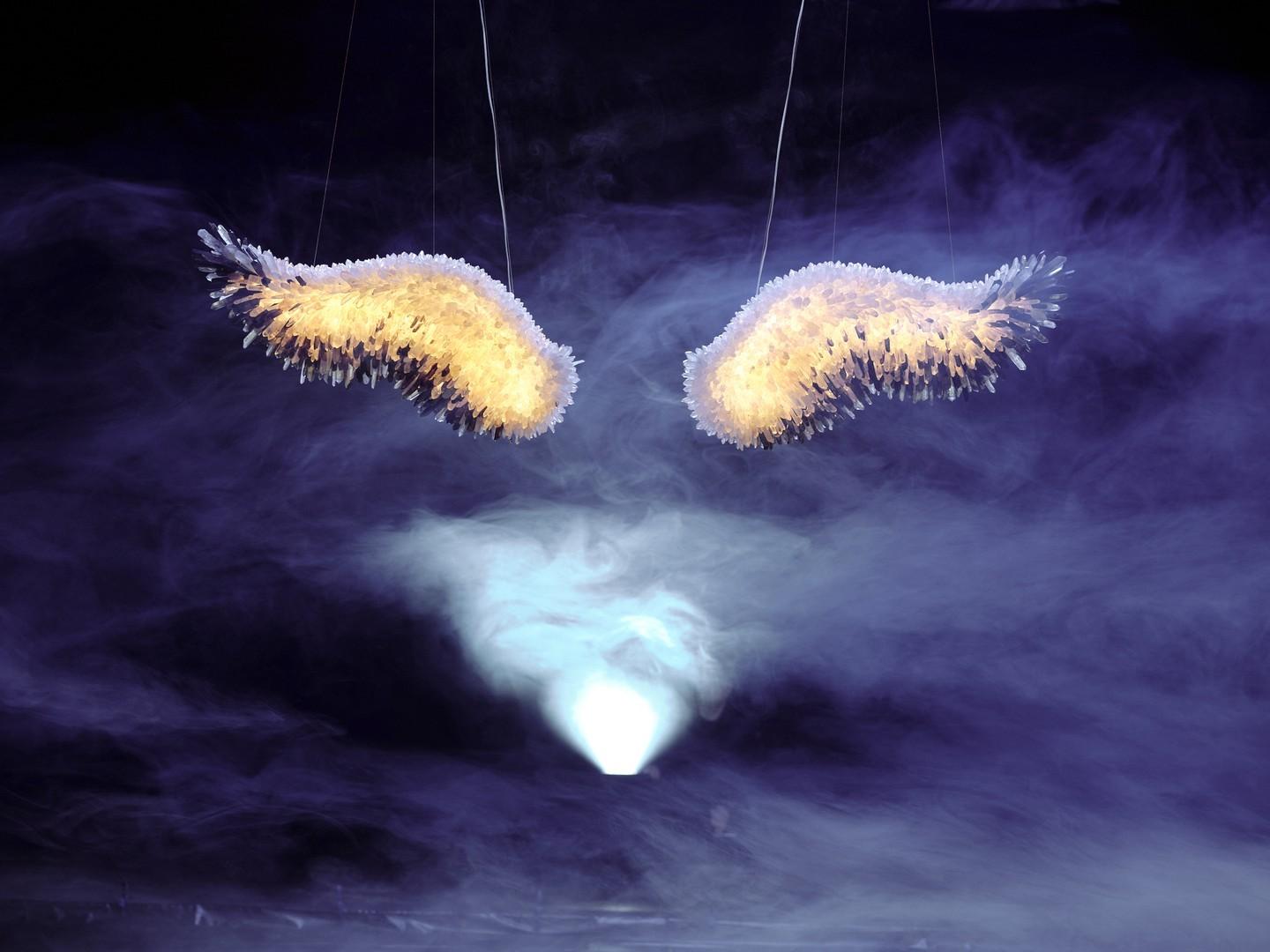 Set unico di luci a sospensione in cristallo e ottone Wings di Christopher Boots in vendita 3