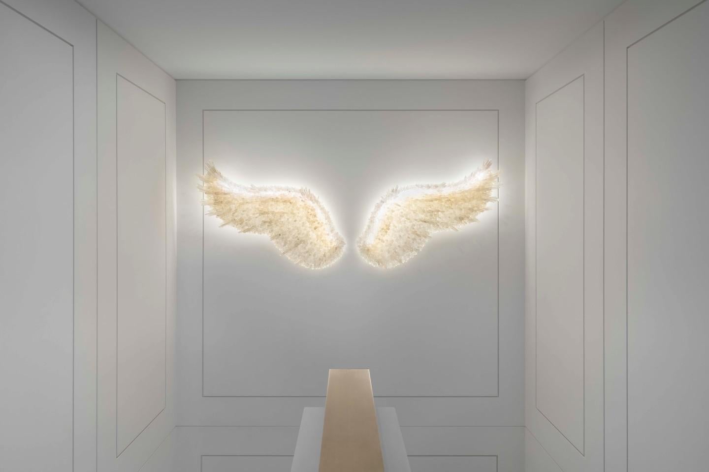 Ensemble unique d'appliques murales à ailes en cristal et laiton de Christopher Boots en vente 3