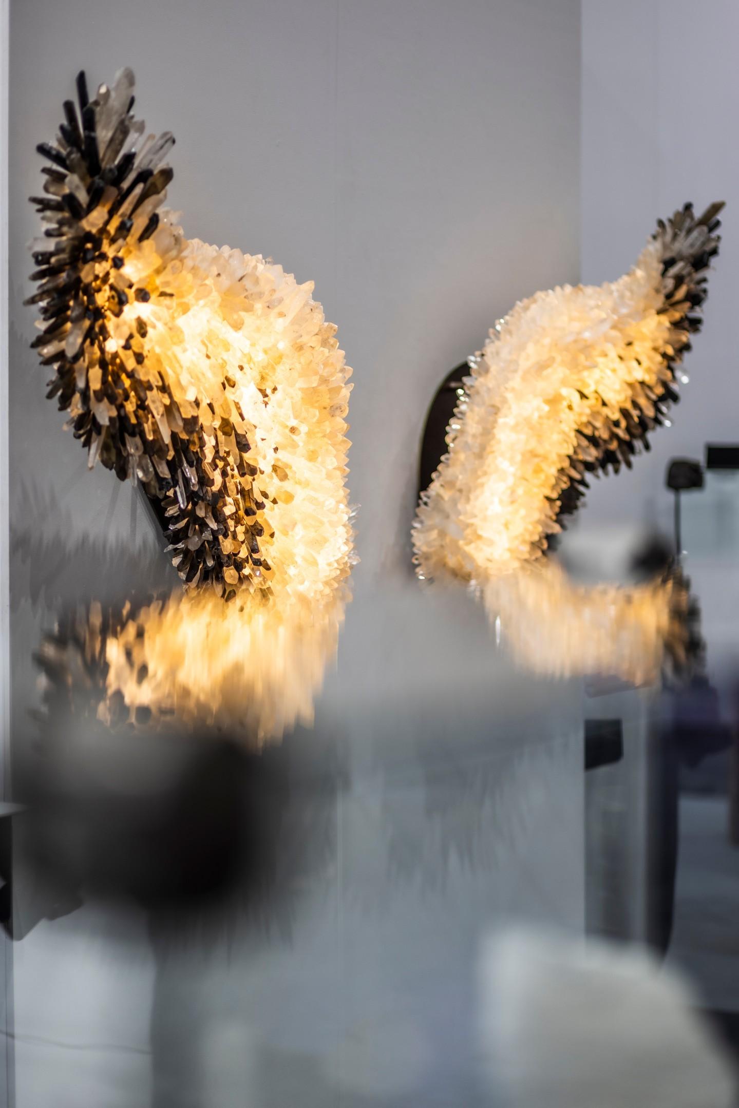 Ensemble unique d'appliques murales à ailes en cristal et laiton de Christopher Boots en vente 4
