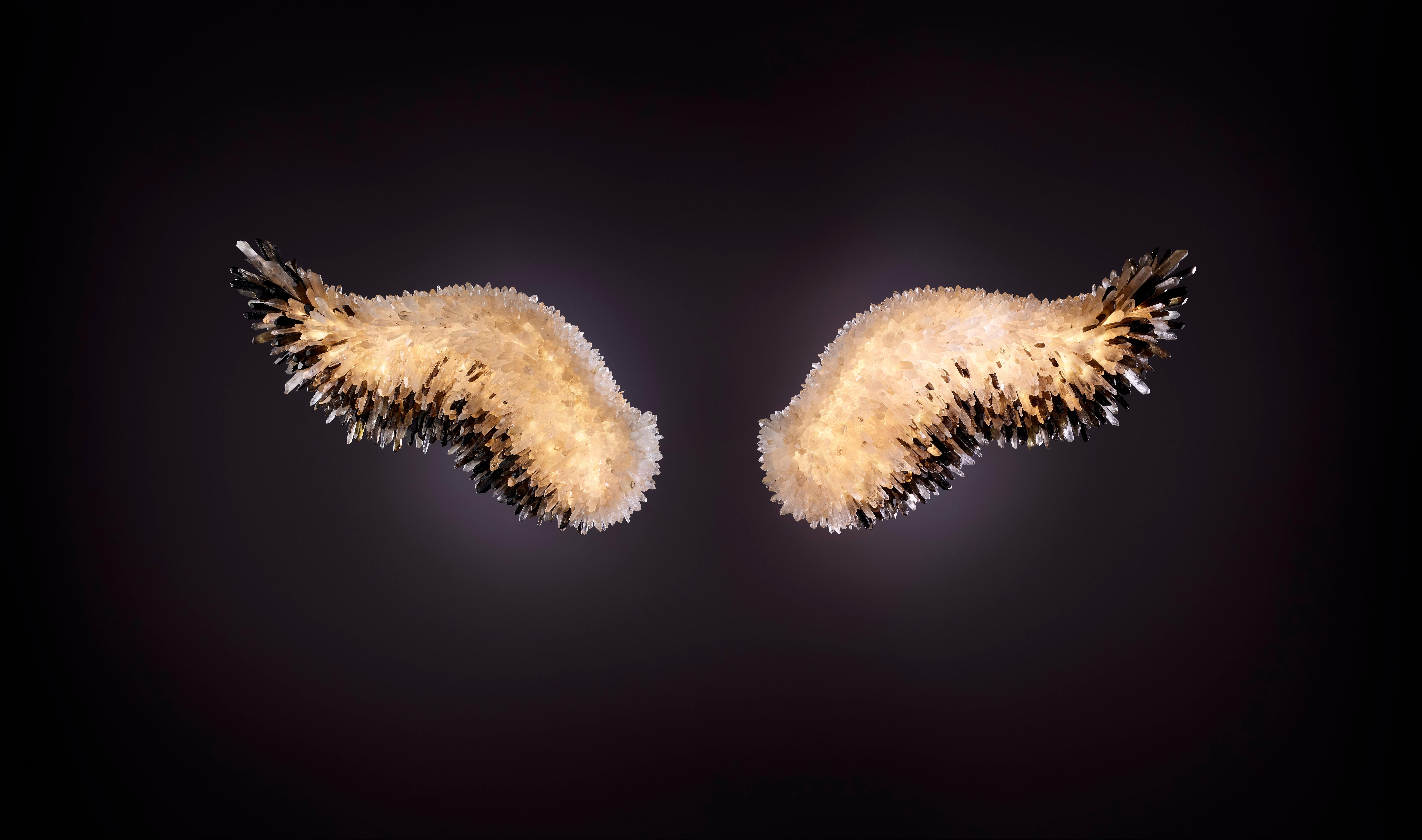 Ensemble d'appliques Wings Of Pegasus de Christopher Boots
Dimensions : D 70 x L 87,5 x H 18 cm (chaque aile).
MATERIAL : Laiton, cristal de quartz clair, cristal de quartz fumé.

WINGS OF PEGASUS, une série d'éclairages captivants faisant écho à la