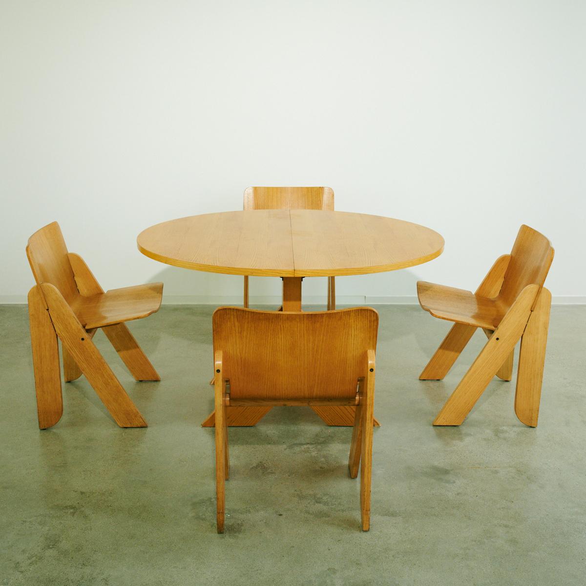 Set of wood table and four chairs by Gigi Sabadin, circa 1970

A suite of four chairs, with inverted V-shaped legs supporting the seat shells in thermoformed wood.
Stilwood edition. Circa 1970
Table 72 x 120 x 100 cm
Table with extensions 153