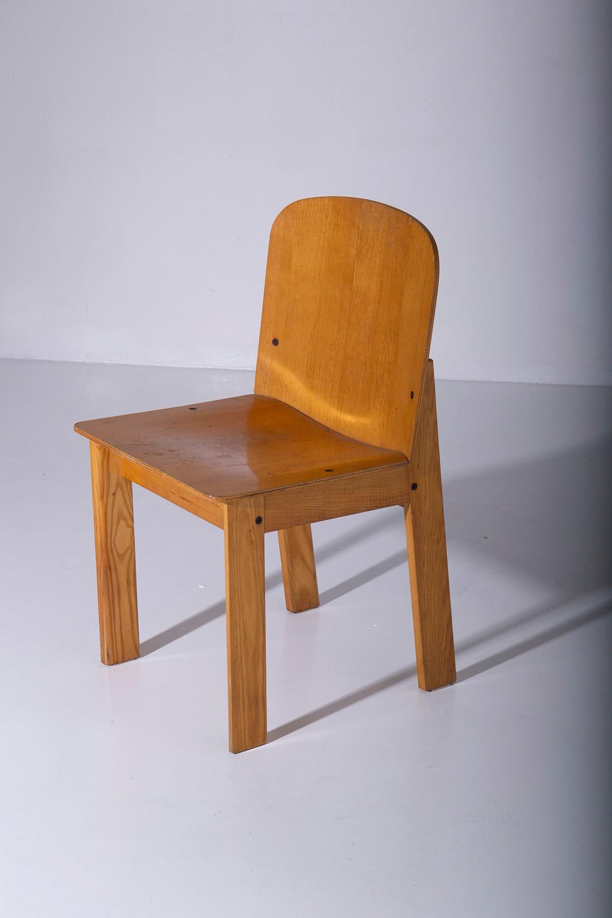 Stellen Sie sich ein Set aus vier italienischen Stühlen aus den 1960er Jahren vor, die aus dem warmen, einladenden Holz der Esche gefertigt sind. Diese Stühle sind ein Beweis für die Eleganz der Einfachheit, mit ihren geometrischen Formen und