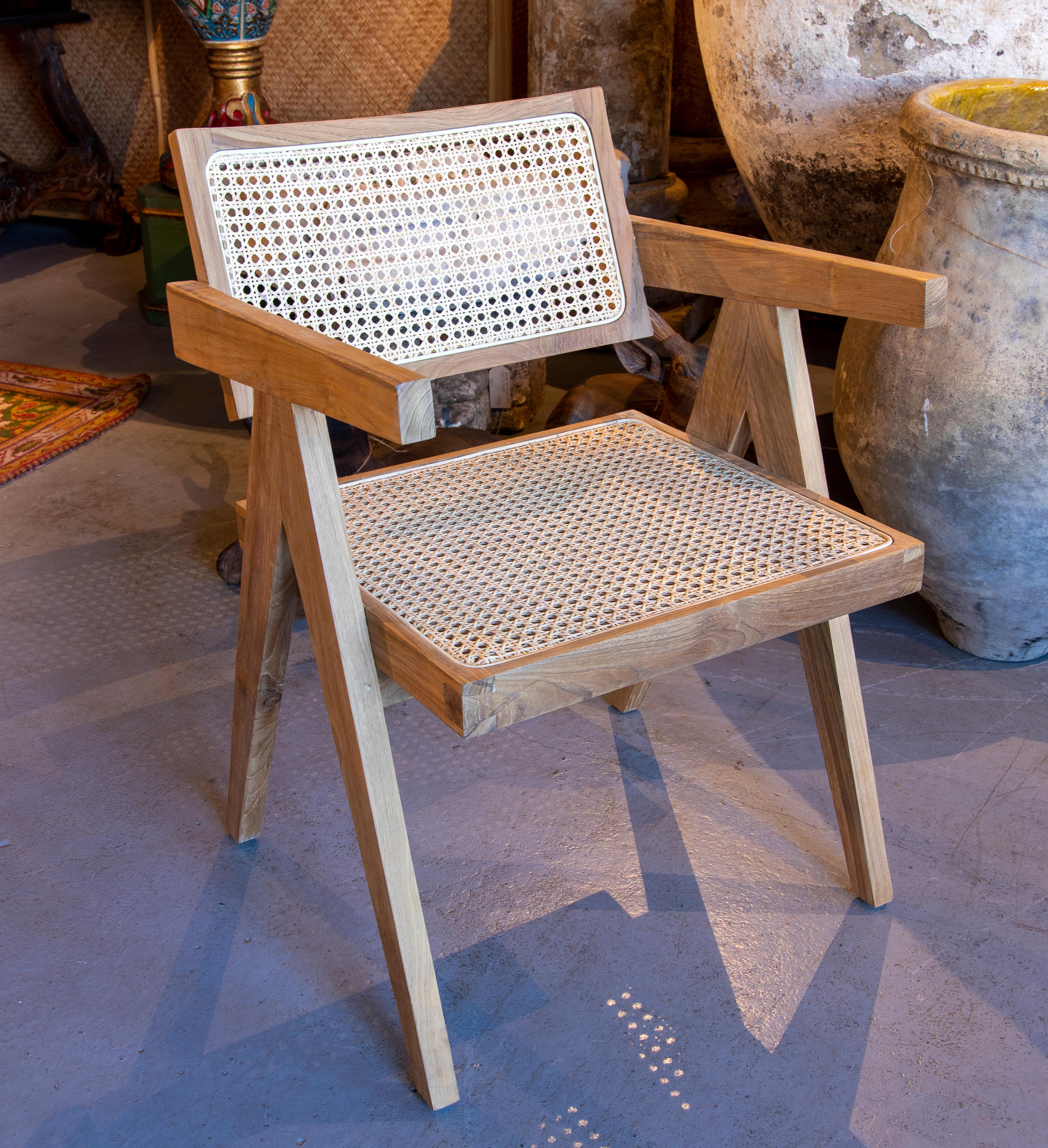 Set of wooden chairs and seat with wicker backrest.