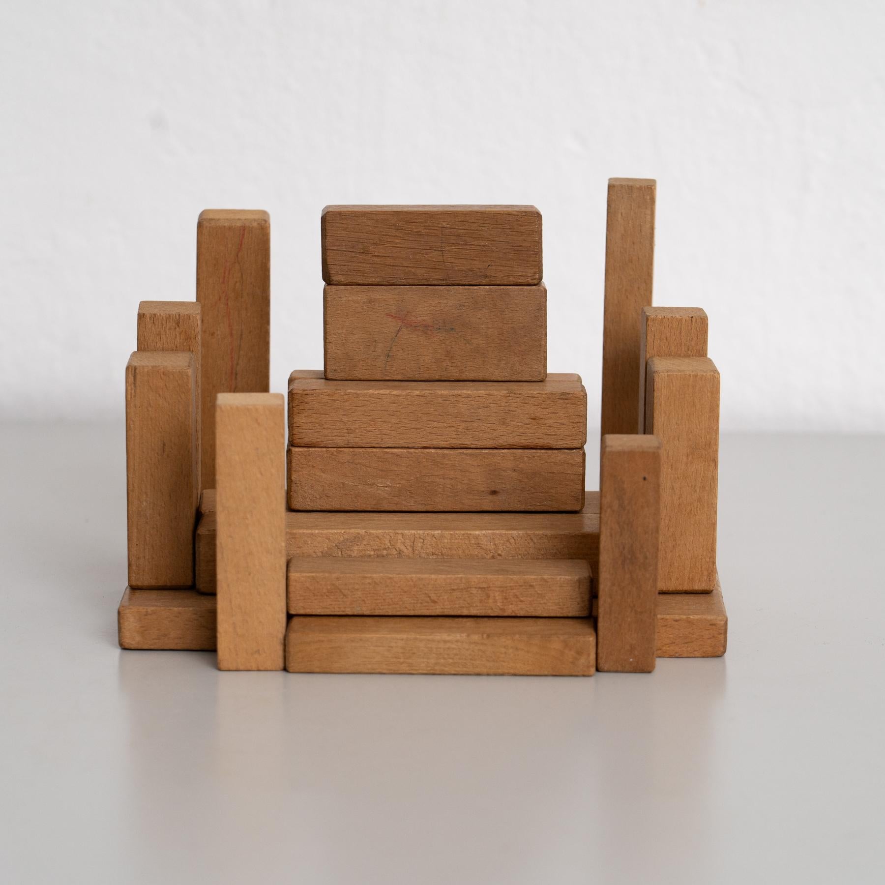 Set di modelli geometrici in legno, stile Bauhaus - Germania, circa 1940

Un raro e autentico set di modelli geometrici in legno, progettati nell'iconico stile Bauhaus e prodotti in Germania intorno al 1940. Questa collezione esemplifica l'enfasi