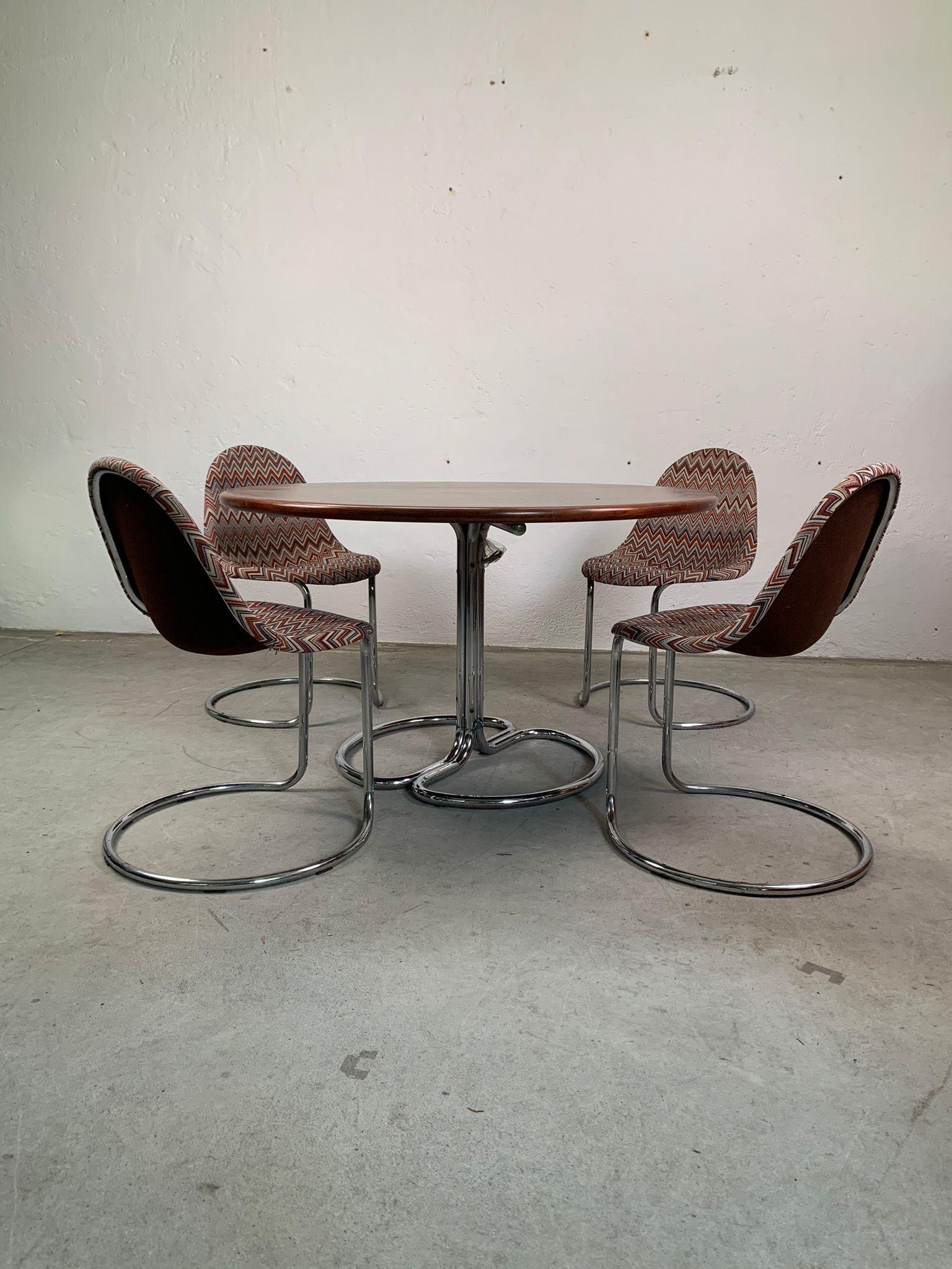 Set of wooden table and chromed steel frame and four Maya chairs by Giotto Stoppino production Bernini, 1970s. 

Set consisting of a wooden table and chromed steel frame and four chairs model Maya designed by Giotto Stoppino for Bernini, 1970s.