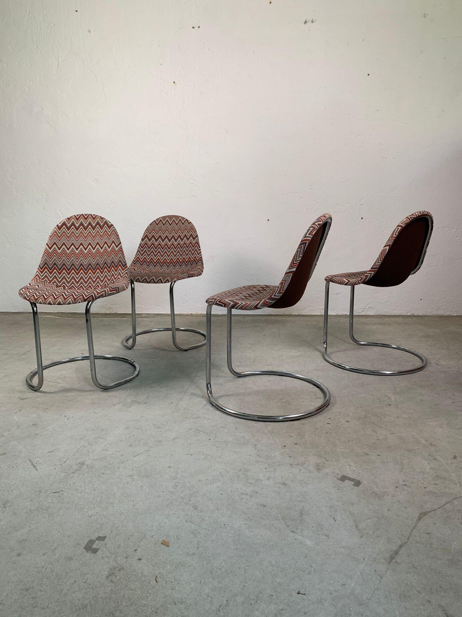 Set of wooden table and four Maya chairs by Giotto Stoppino for Bernini, 1970s In condizioni buone a Milano, IT