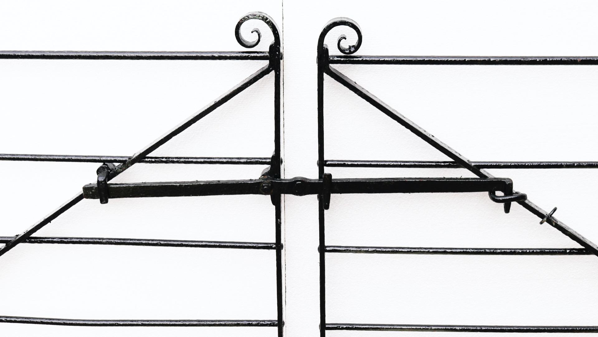 A set of Georgian gates with scrolled finials, constructed from wrought iron.

Additional dimensions

For an opening of approximately 243.5 cm (No width dimension but opening of approx to centre of hinge pins).