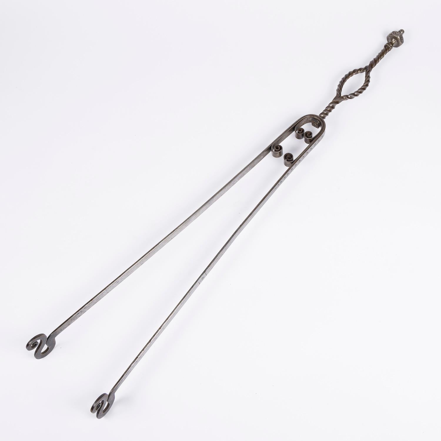 French  Set of wrought iron fire tools, shovel and tongs. For Sale