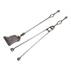 Set schmiedeeiserner Feuerwerkzeuge, Schaufeln und Tongs.
