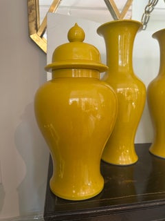 Ensemble de vases en céramique asiatique jaune