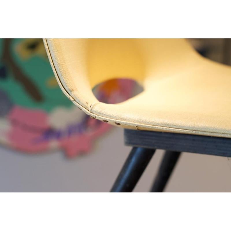 Ensemble de chaises jaunes par Pierre Guariche, années 1950 en vente 4