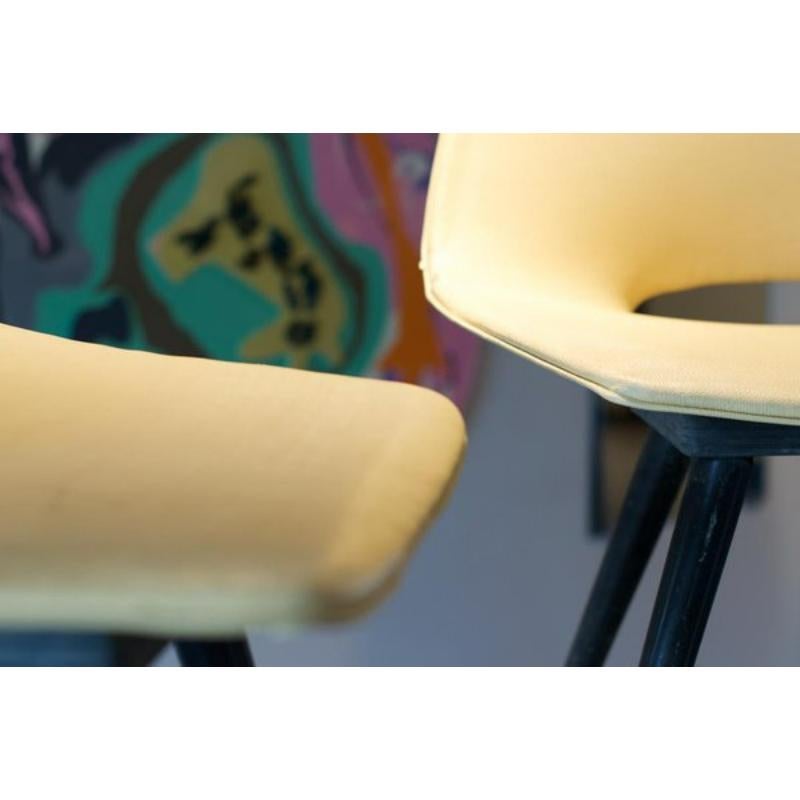 Français Ensemble de chaises jaunes par Pierre Guariche, années 1950 en vente