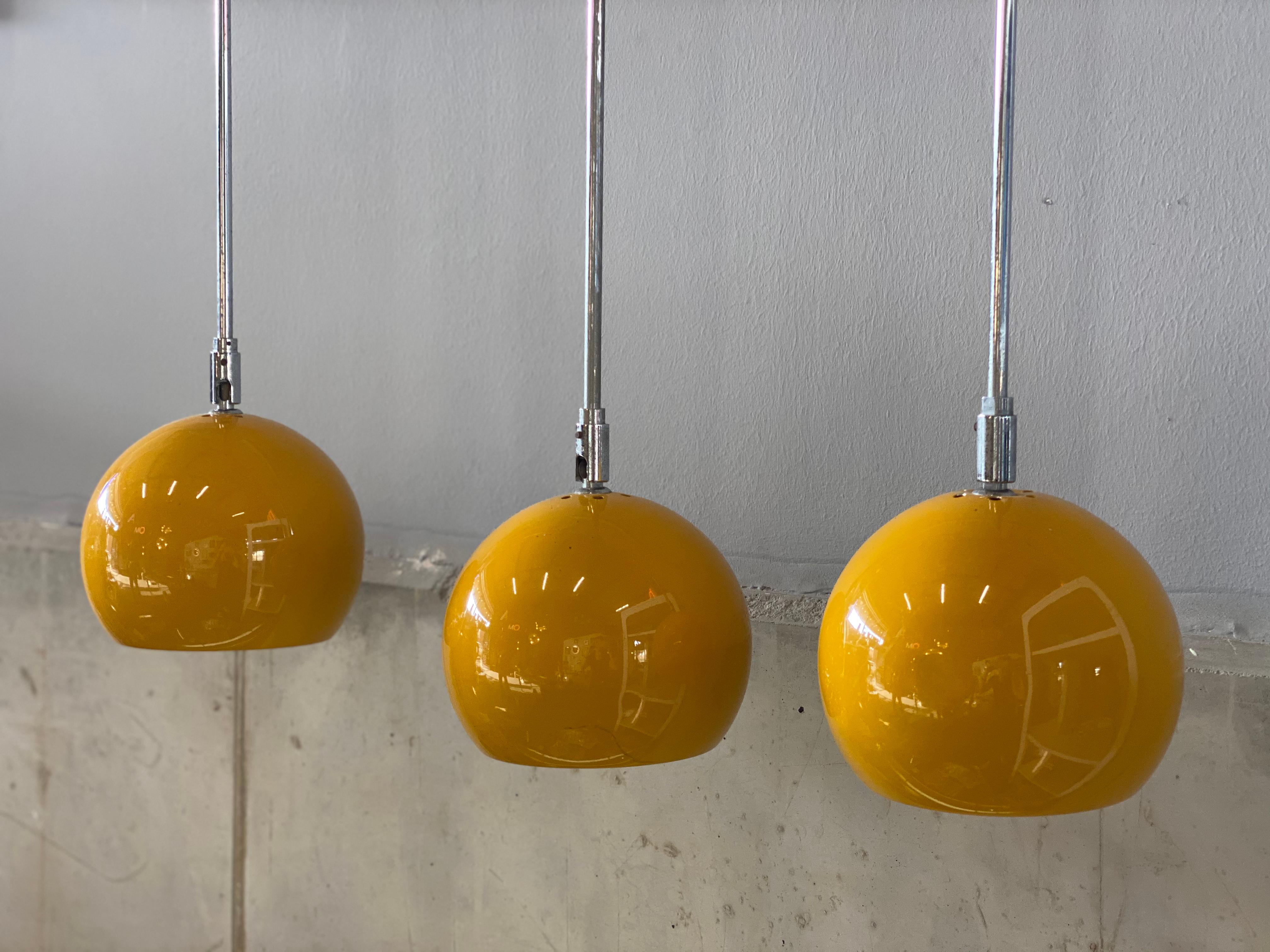 These 3 yellow ball lights bring the flowery colorful vibe of the 1970s into your four walls. The spheres can also be tilted and angled and can therefore also be used as a spotlight. The sunny yellow trio looks great in a dark hallway or even