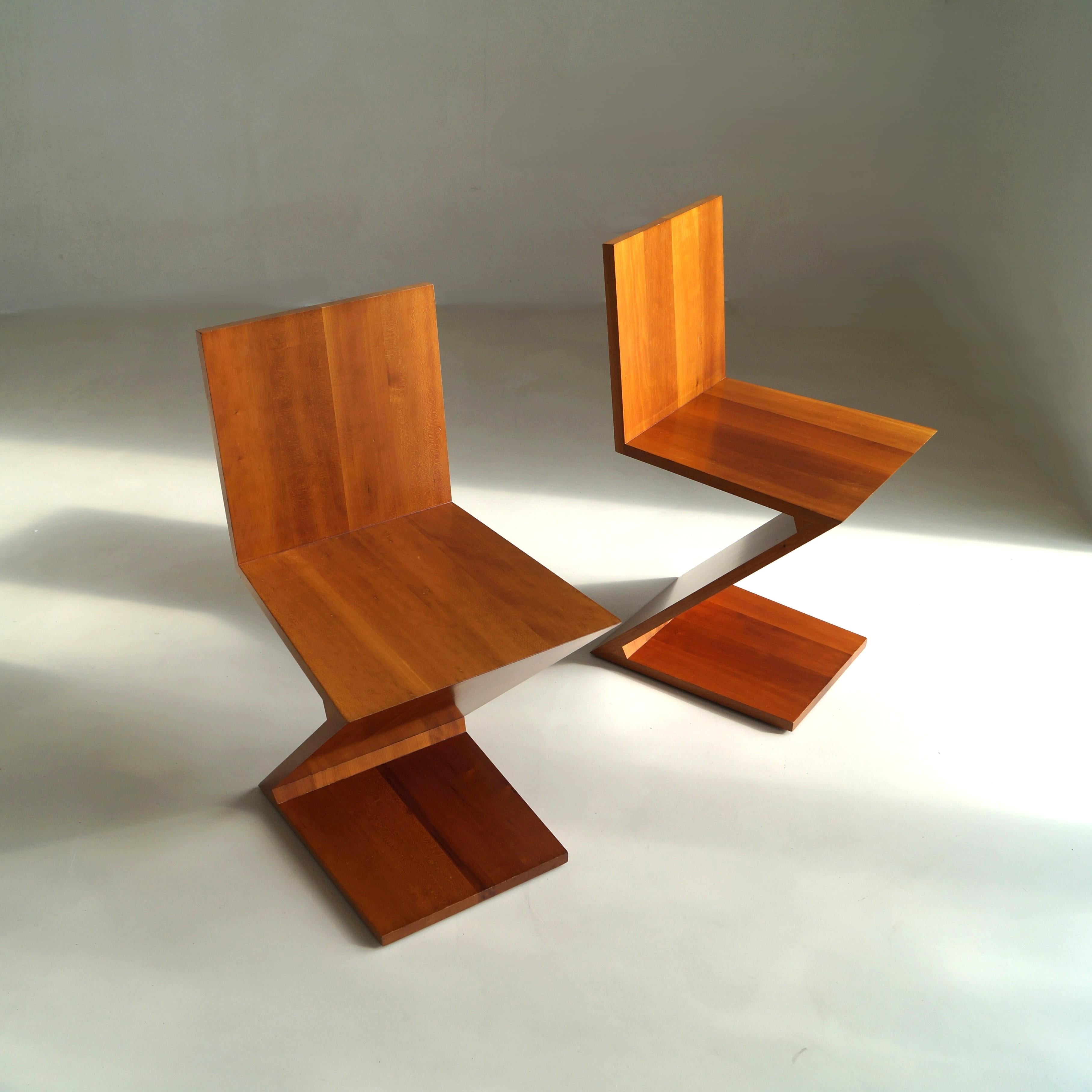 Set of Zig Zag chairs, design by Gerrit Rietveld, manufactured by Cassina, 1980s For Sale 2