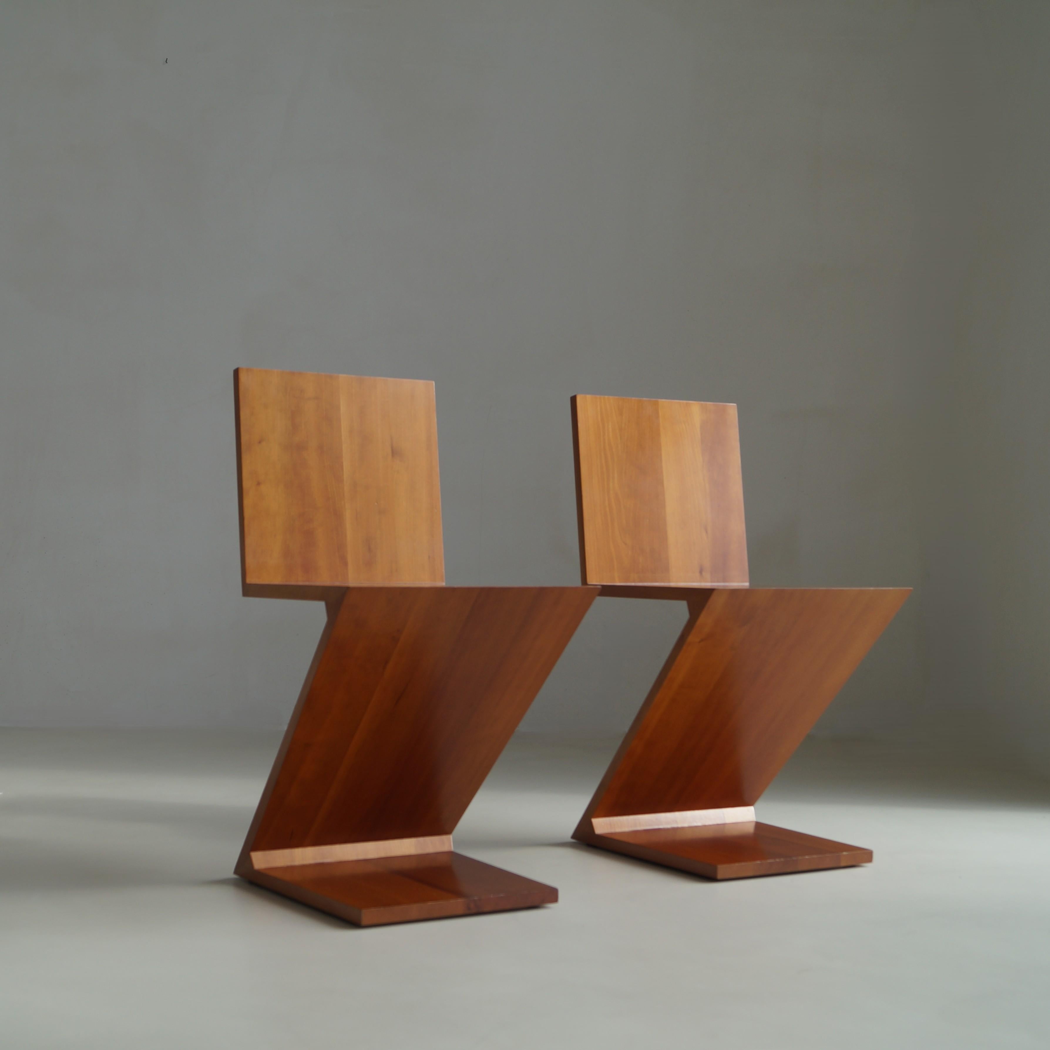 Set of Zig Zag chairs, design by Gerrit Rietveld, manufactured by Cassina, 1980s For Sale 3