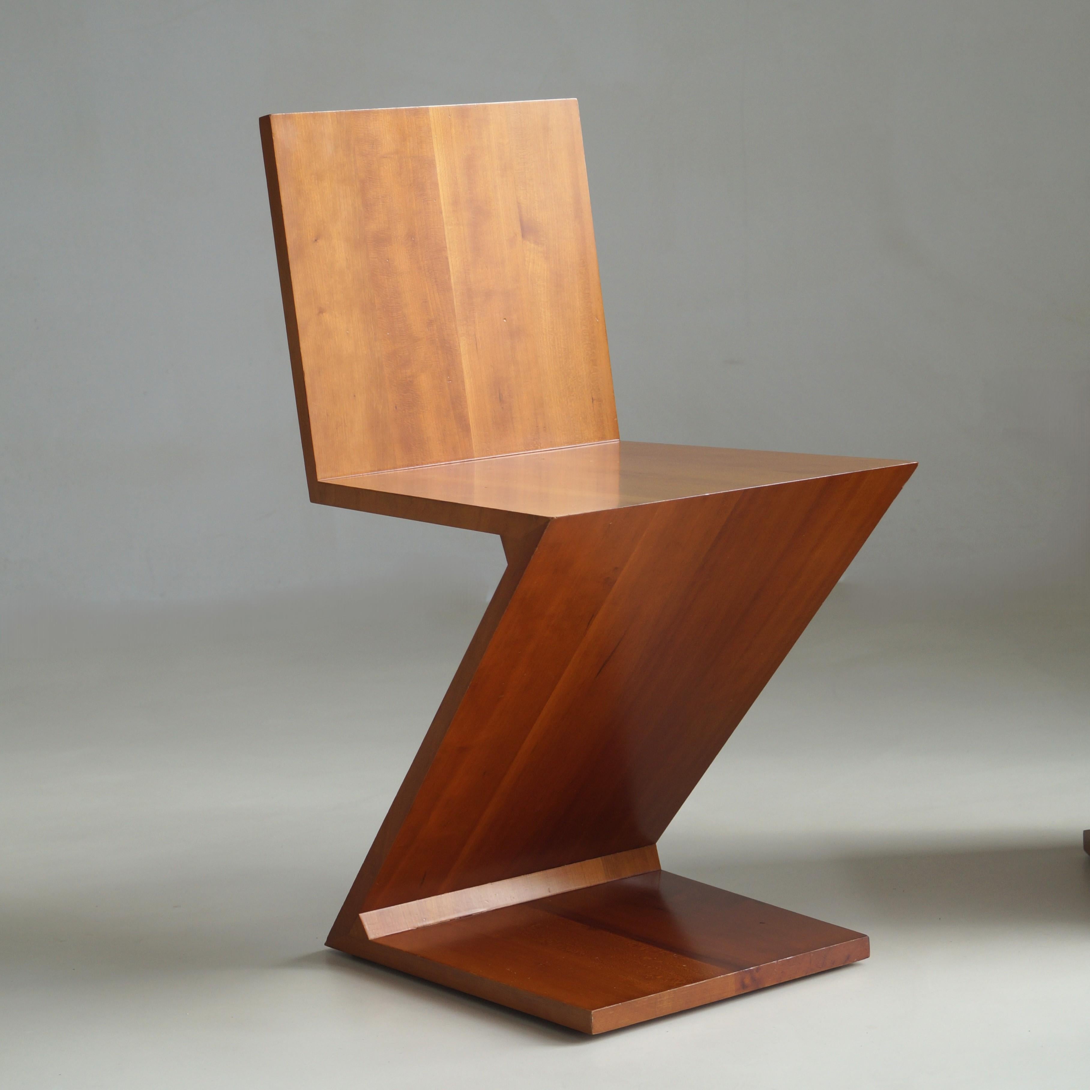 De Stijl Set of Zig Zag chairs, design by Gerrit Rietveld, manufactured by Cassina, 1980s For Sale