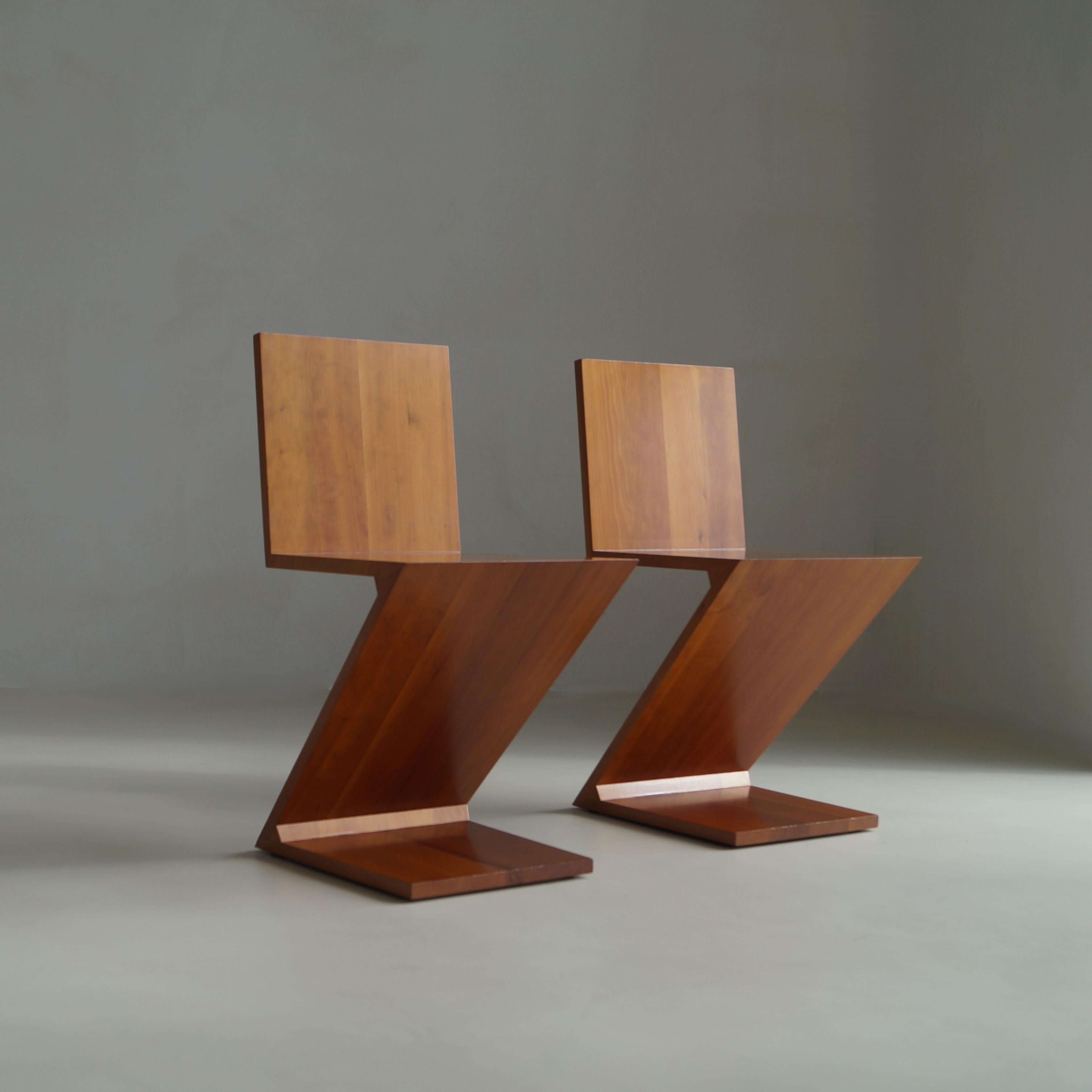 Set of Zig Zag chairs, design by Gerrit Rietveld, manufactured by Cassina, 1980s In Good Condition For Sale In EVERDINGEN, NL