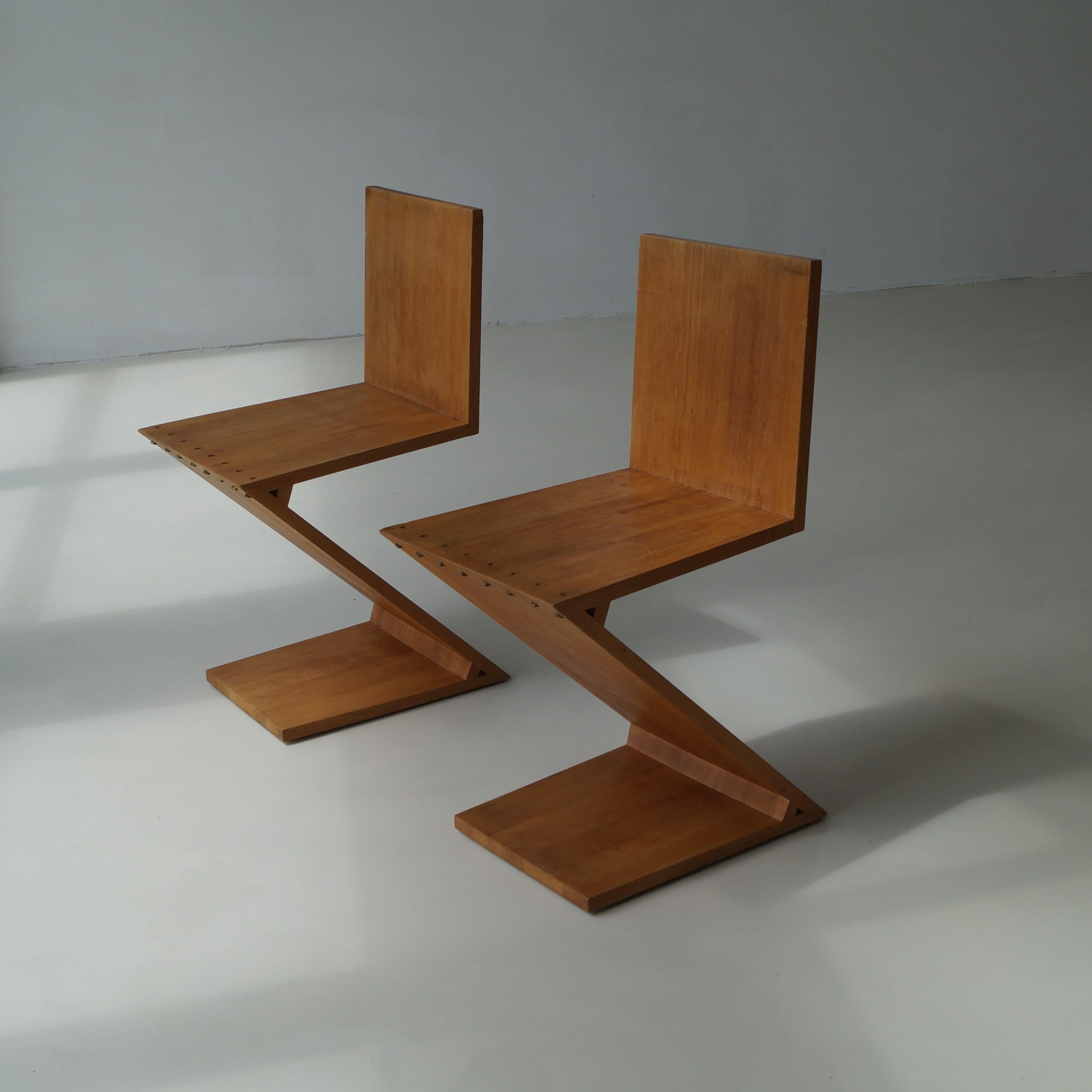 Un ensemble de deux chaises Zig Zag de la maison ''Van Dantzig'' de Rietveld, commandées par Dora Mees pour être exécutées selon le design original de 1934, et fabriquées par le menuisier de Rietveld, G.A. van de Groenekan (1971). Un ensemble très
