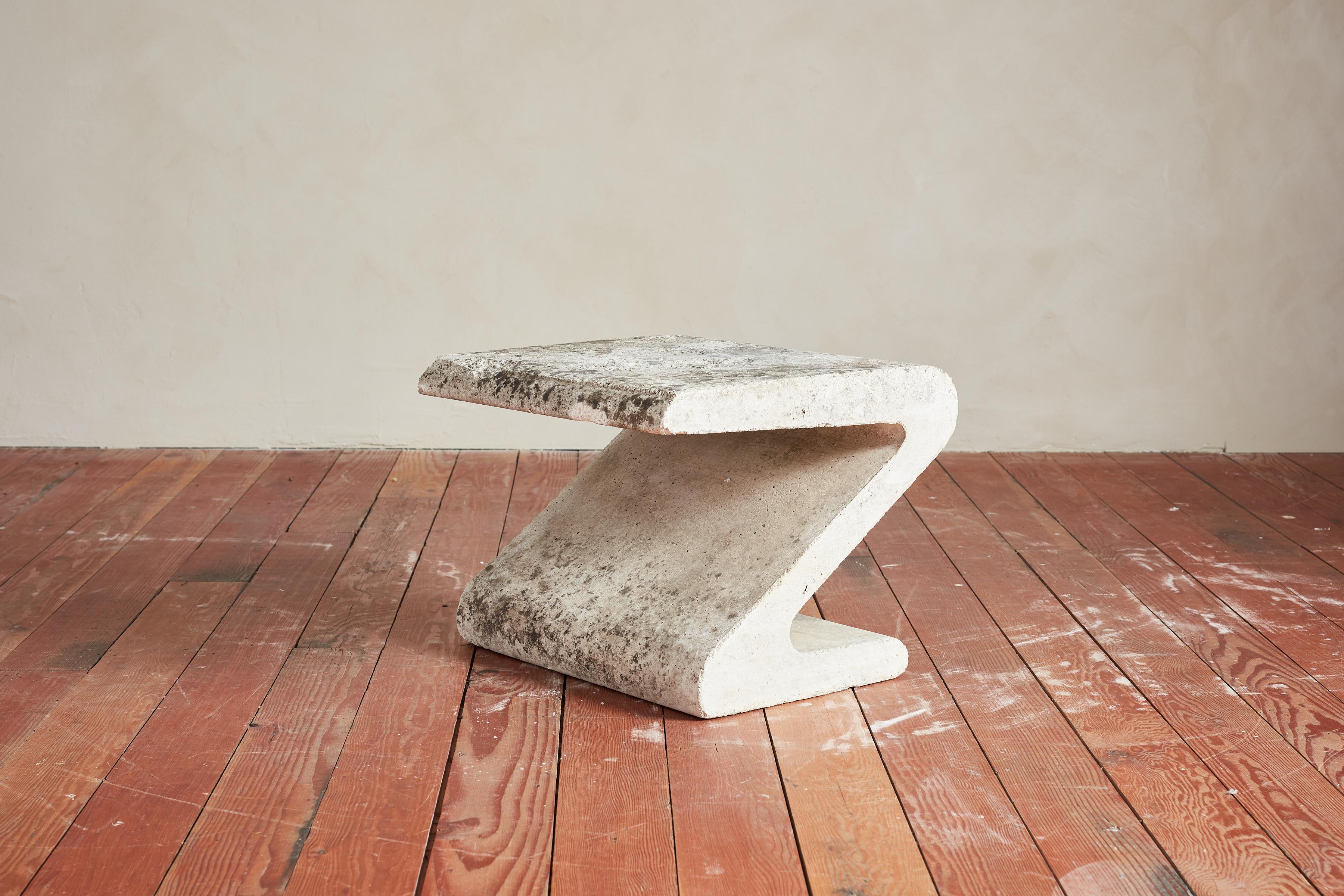 Ensemble de chaises et table en béton Zig Zag Bon état - En vente à Beverly Hills, CA