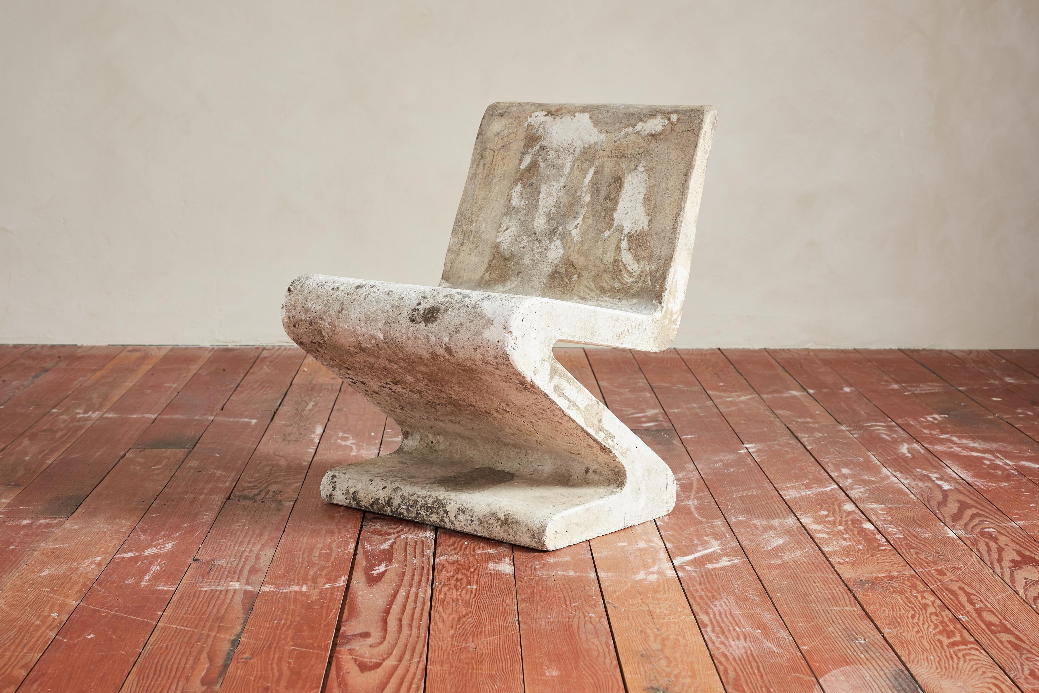 Milieu du XXe siècle Ensemble de chaises et table en béton Zig Zag en vente