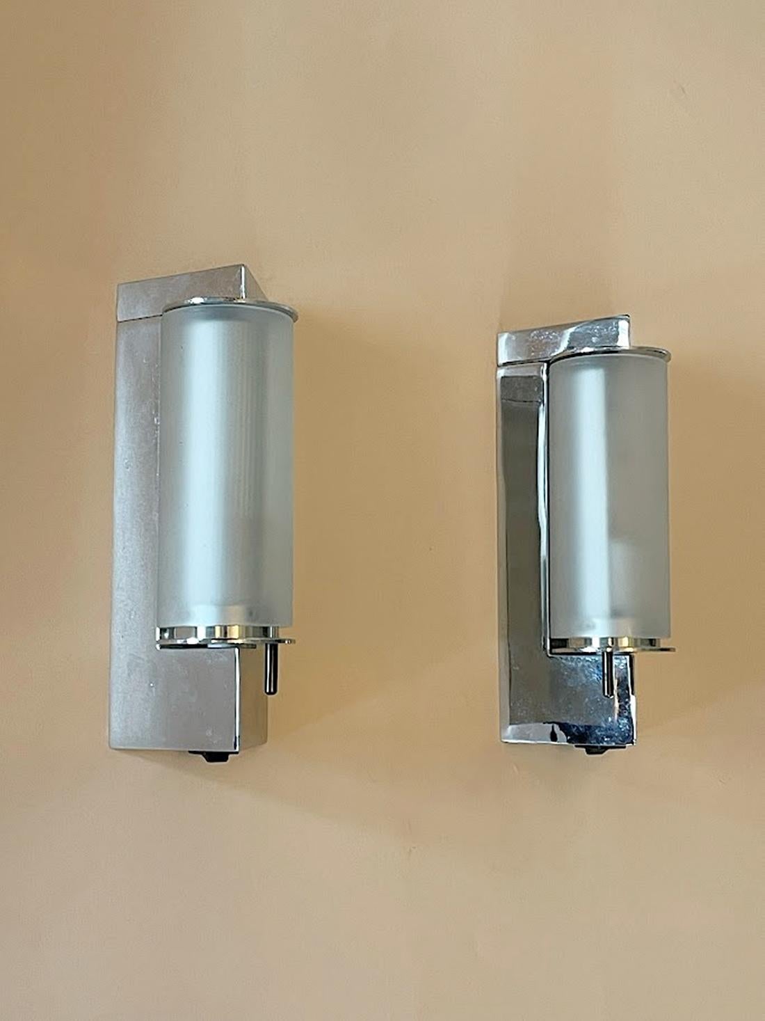 Cette rare paire d'appliques italiennes est prête à apporter une lumière unique à votre intérieur. Son abat-jour perforé réglable permet un contrôle précis de la lumière, tandis que le verre opale procure un éclairage doux et diffus. La base chromée
