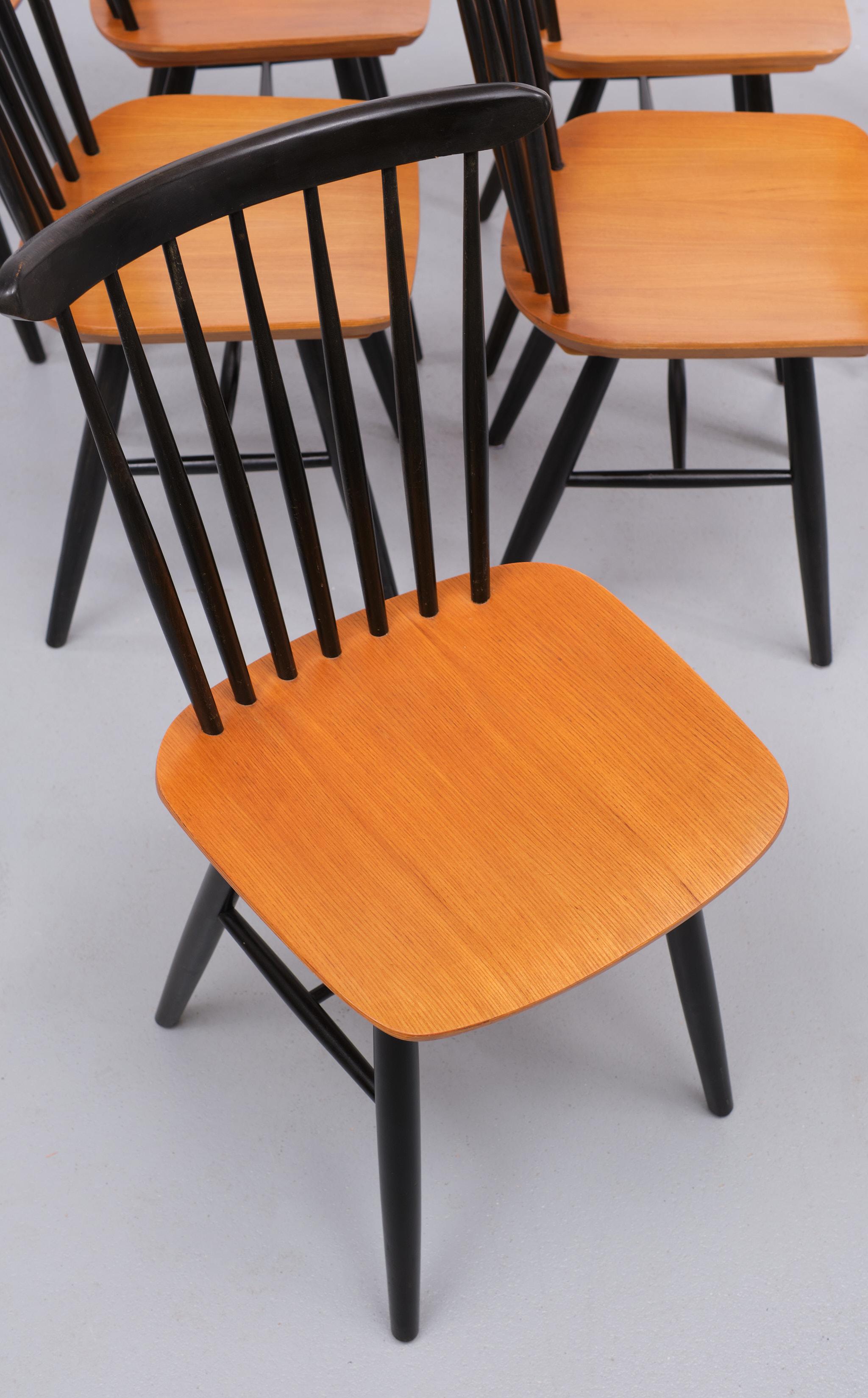 Set off 7 Spindle Back Dining Chairs, 1960s In Good Condition In Den Haag, NL