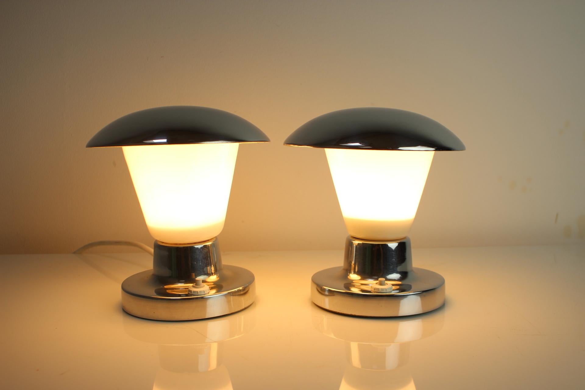 Acier Ensemble de deux lampes de bureau par Napako, années 1940 en vente
