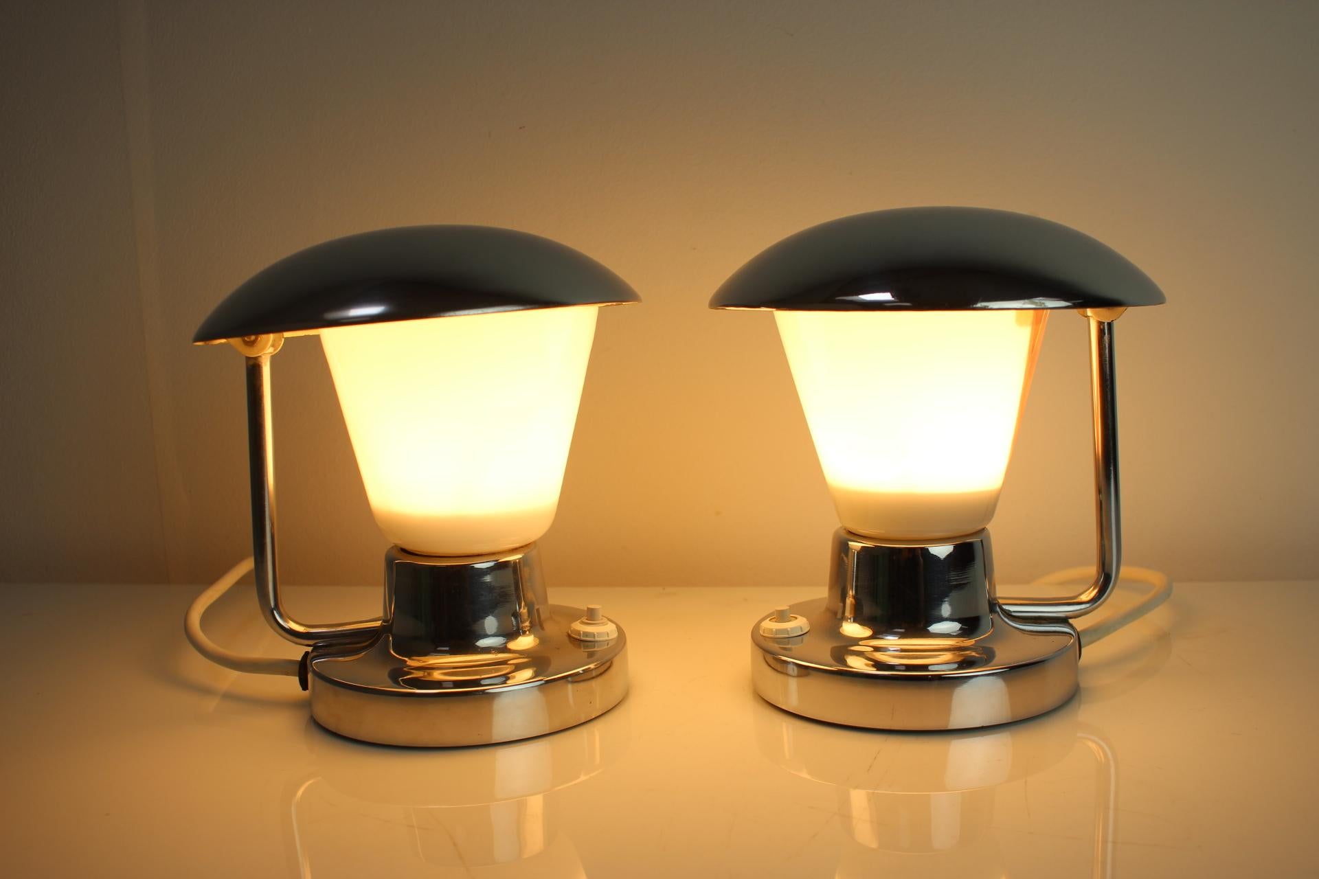 Ensemble de deux lampes de bureau par Napako, années 1940 en vente 1
