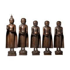Ensemble composé d'un Bouddha ancien en bronze et de statues de moines provenant du Myanmar