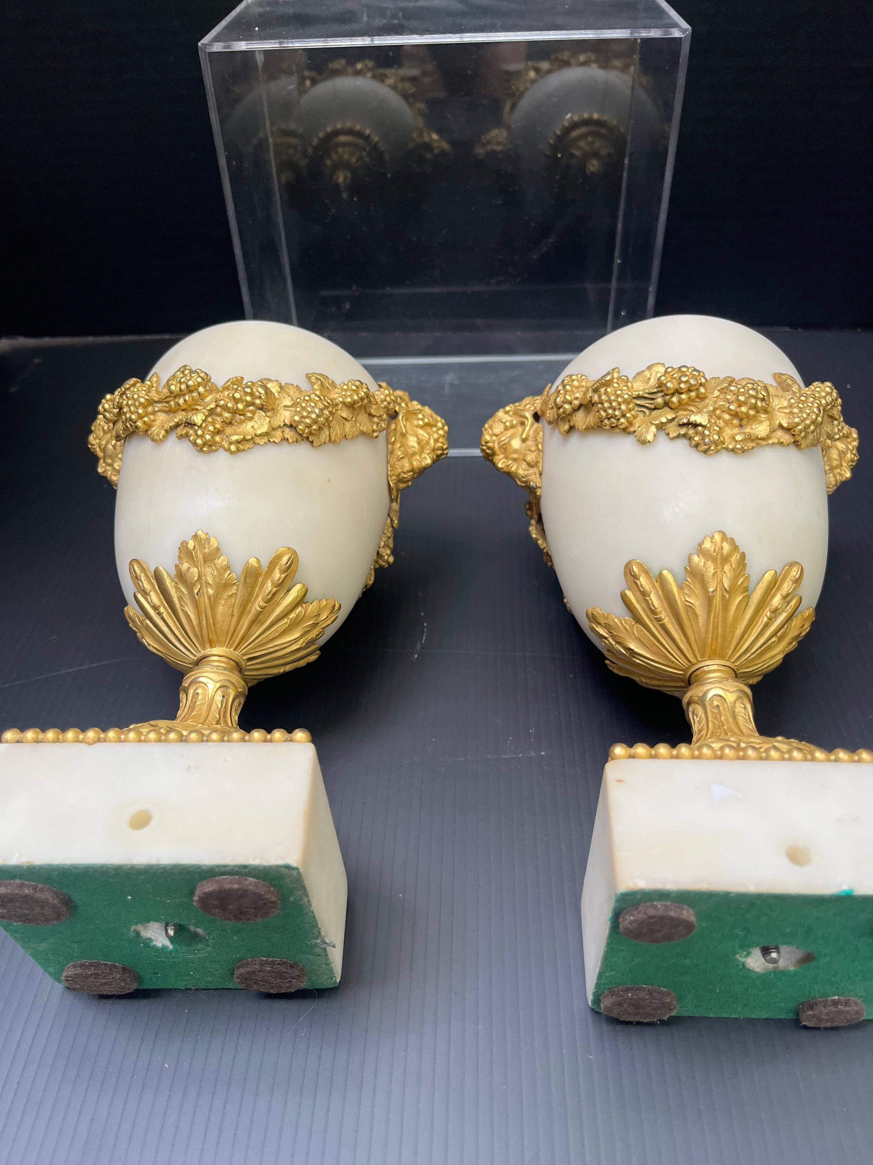 Juego o Pareja de Urnas o Jarrones de Mármol y Guarnición Montados en Ormolina en venta 5