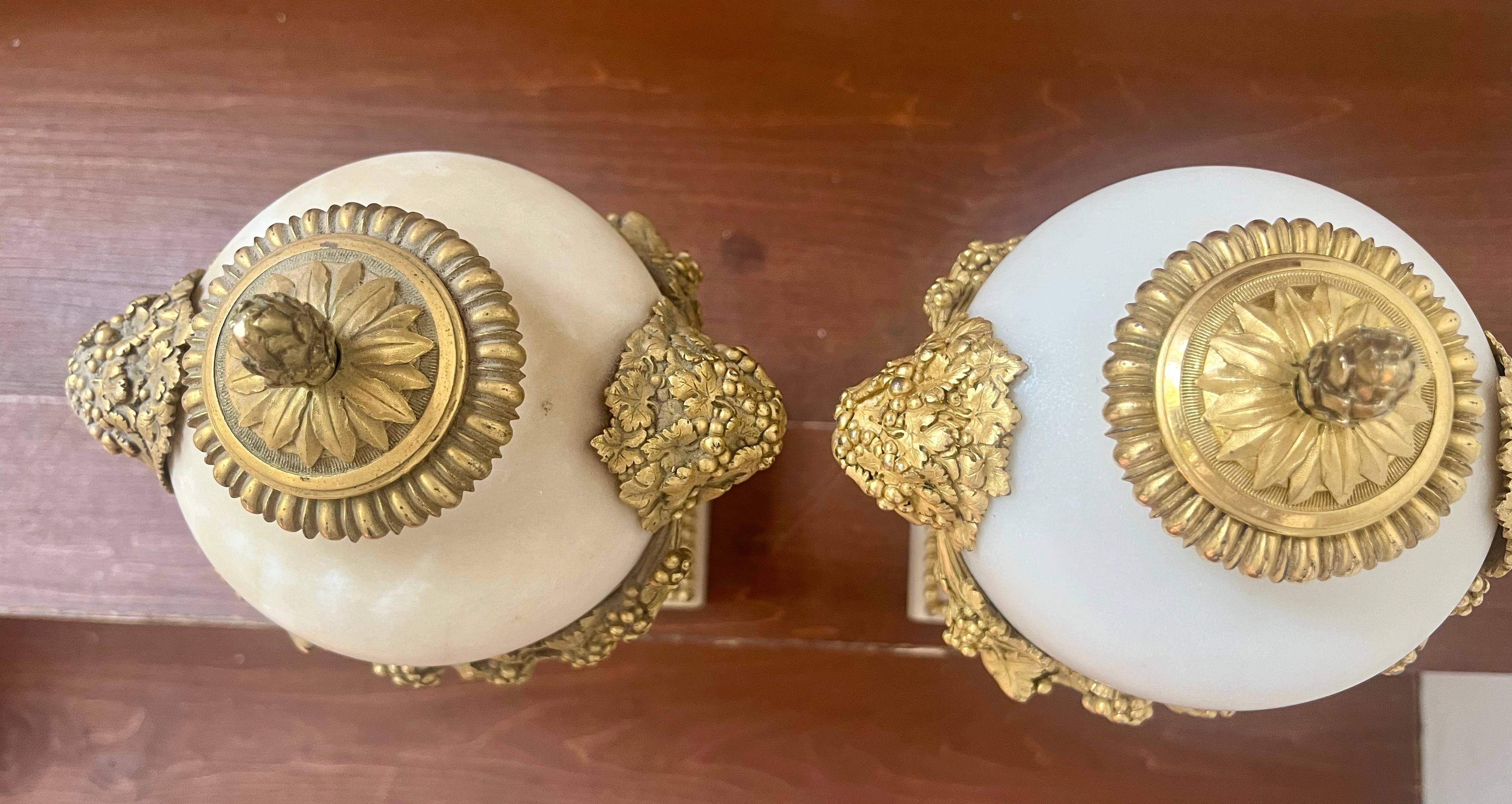 Juego o Pareja de Urnas o Jarrones de Mármol y Guarnición Montados en Ormolina en venta 7