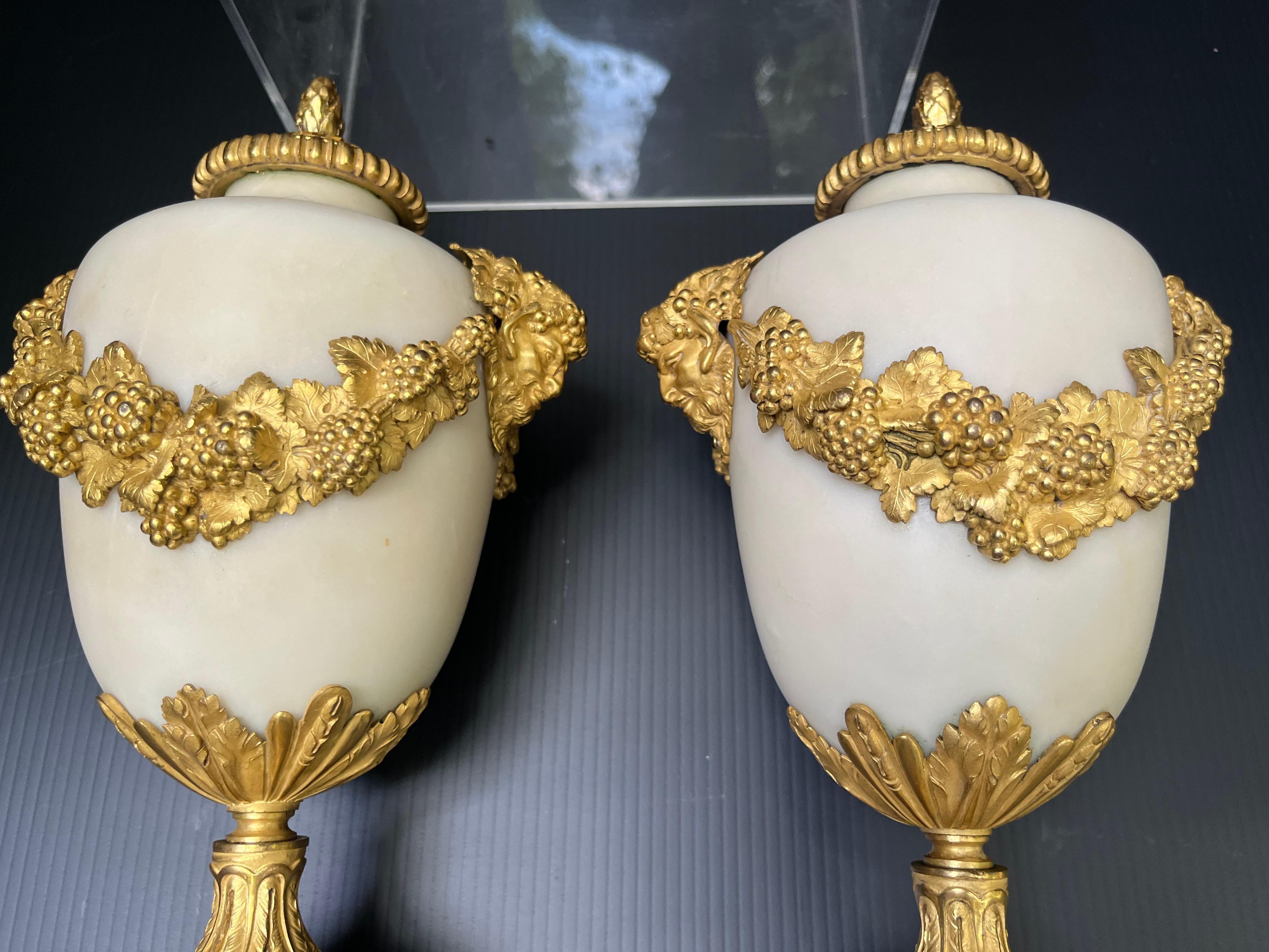 Un conjunto de guarniciones satinadas y pulidas con monturas de bronce dorado u ormolu, Excepcionales  nitidez de las monturas realistas bien cinceladas en forma de guirnaldas o festones florales unidos a cada lado con máscaras báquicas. El dorado 