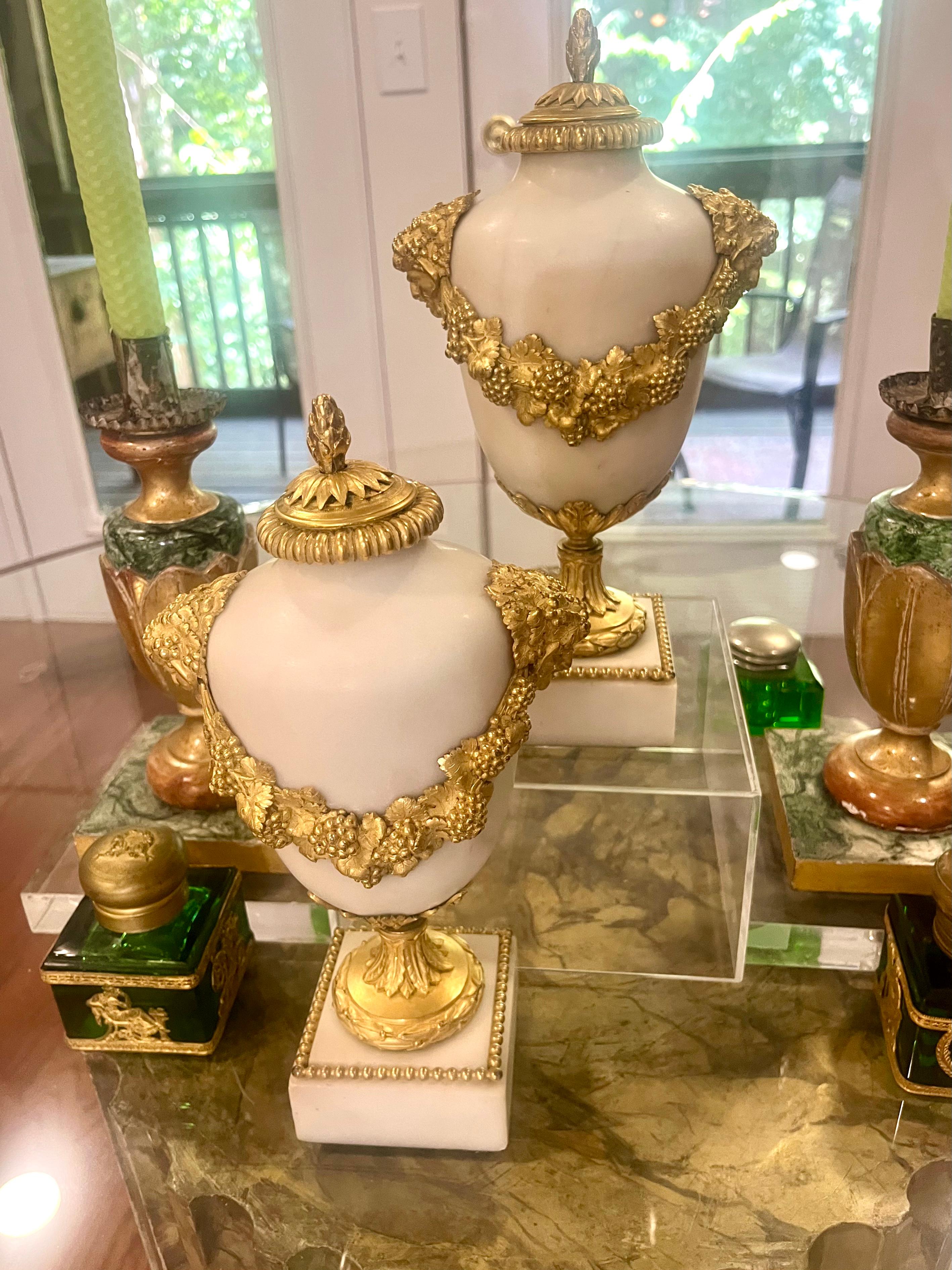 Juego o Pareja de Urnas o Jarrones de Mármol y Guarnición Montados en Ormolina Dorado en venta
