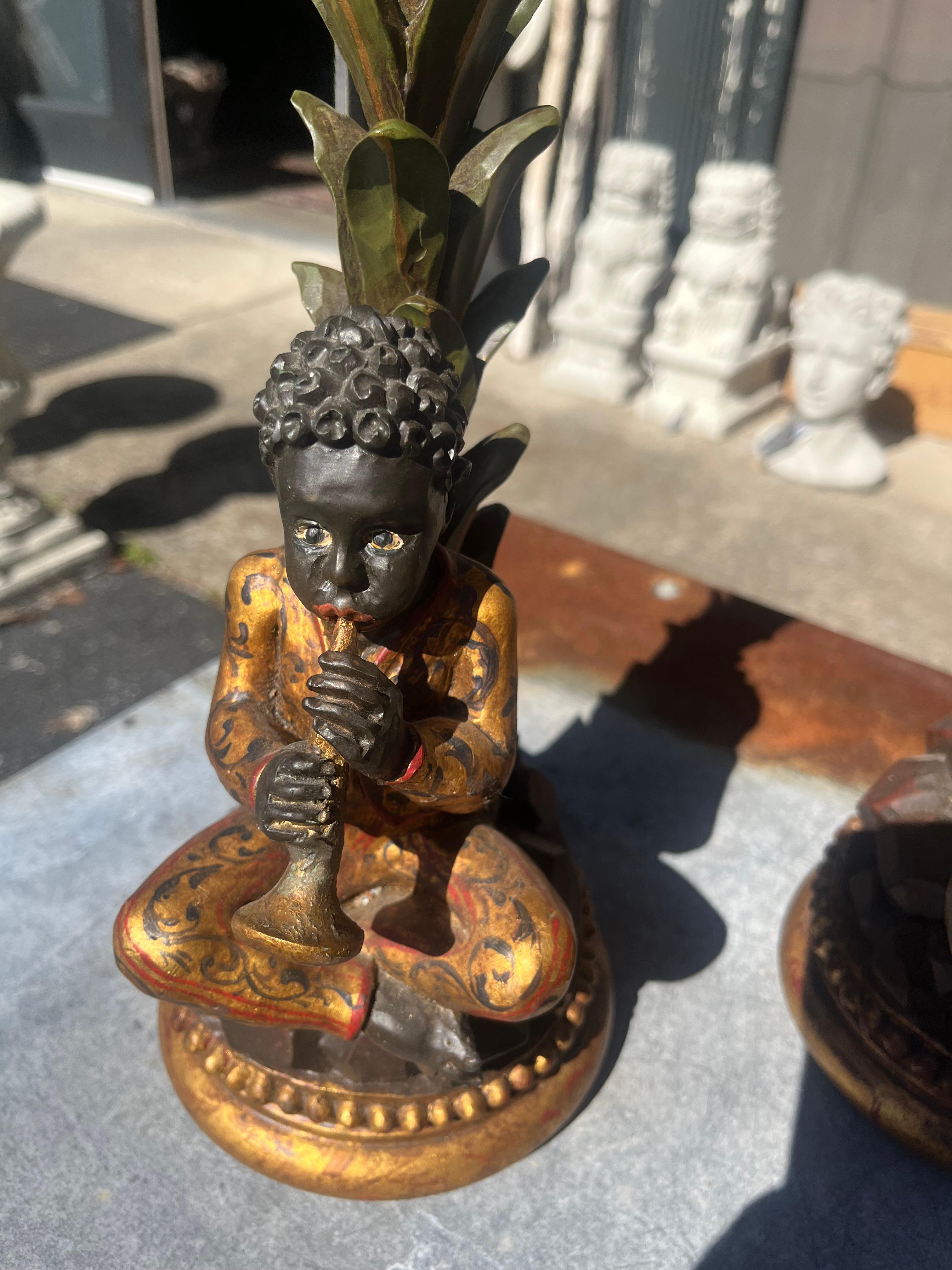 Set di sculture a forma di palma con figure di suonatori di tromba in vendita 2