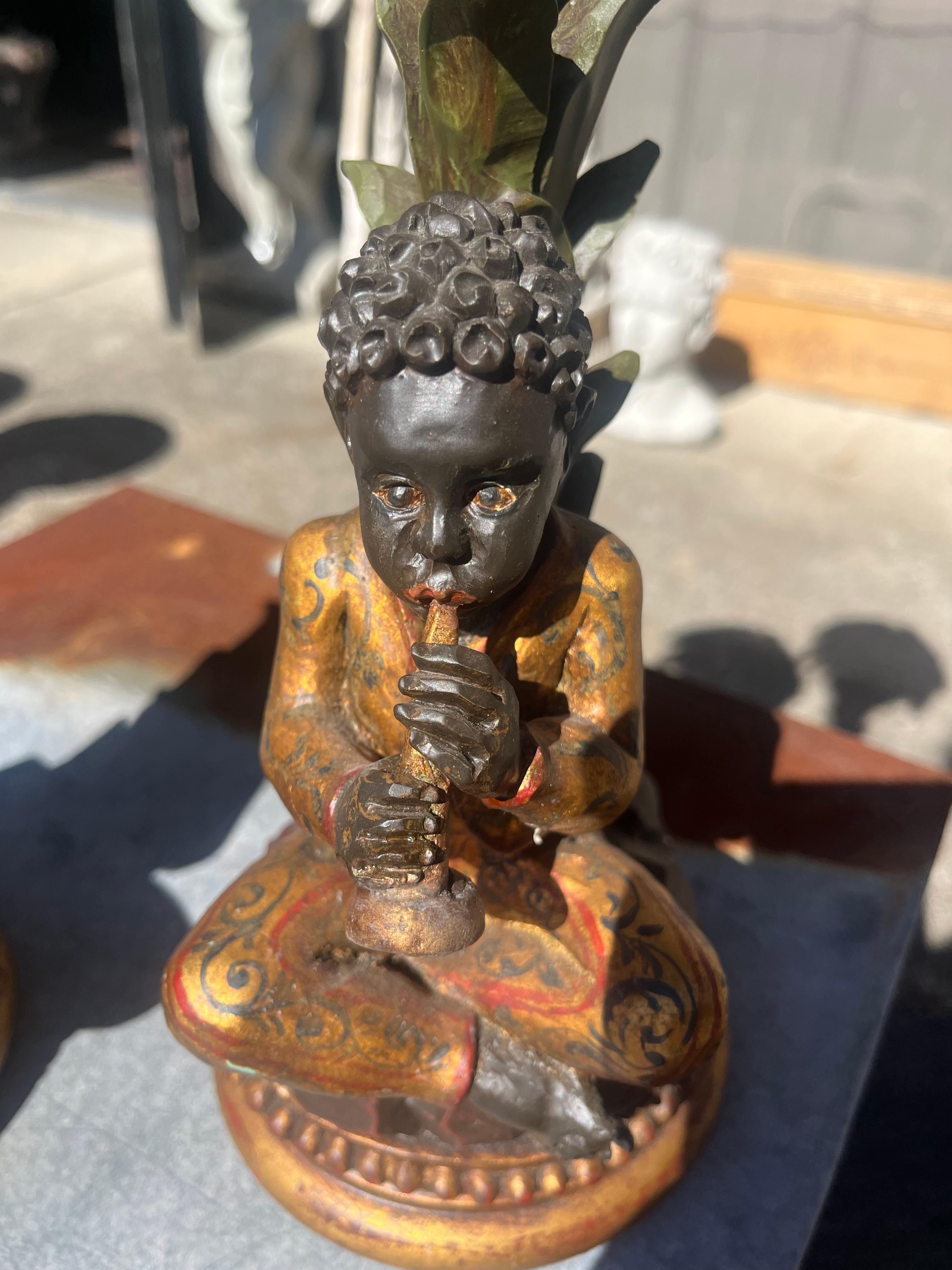 Set di sculture a forma di palma con figure di suonatori di tromba in vendita 3