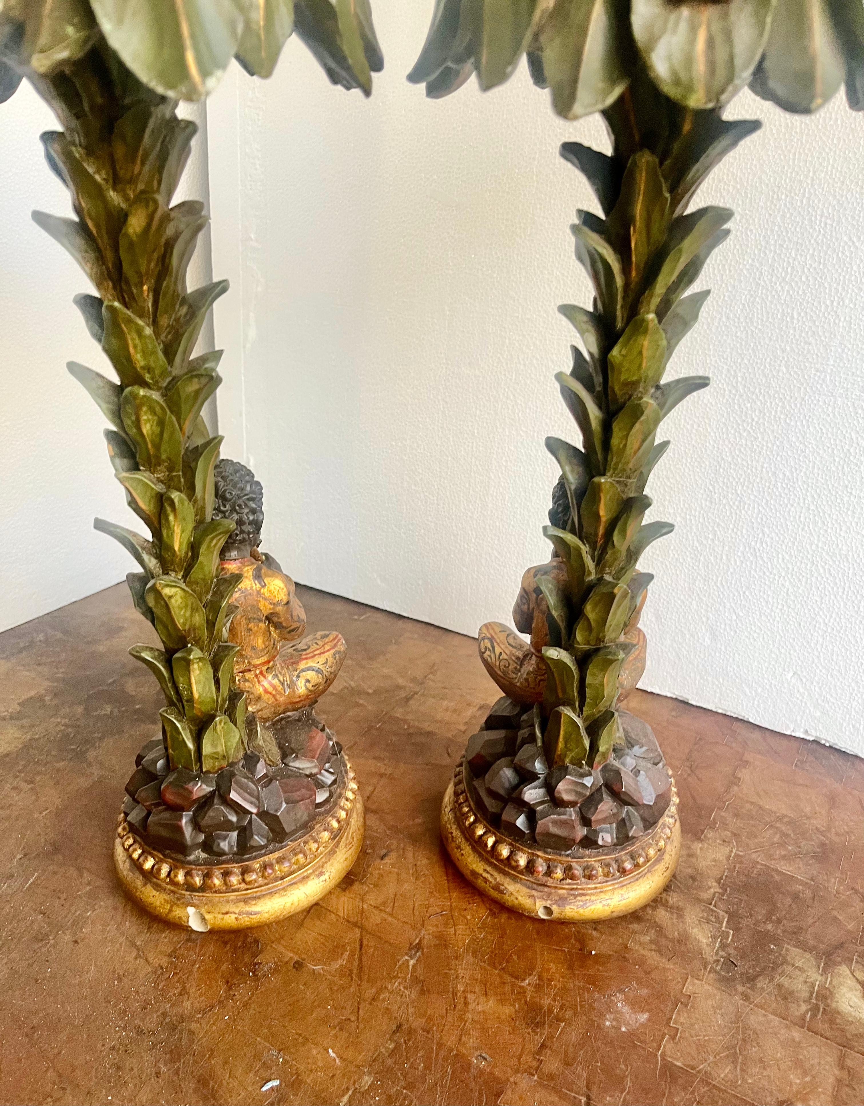 Dorato Set di sculture a forma di palma con figure di suonatori di tromba in vendita