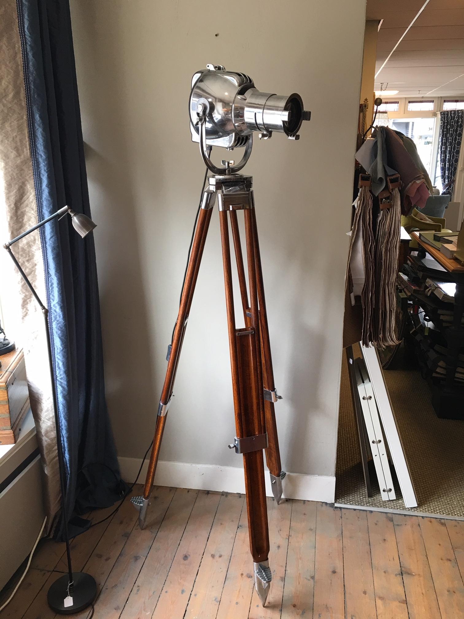 Set of original strand electric theatre lamps on wooden tripods.
In perfect condition, completely polished and rewired.
Adjustable tripods.