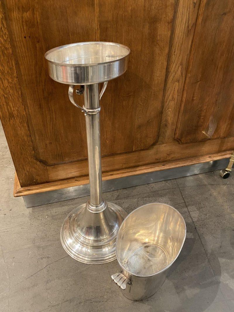 Set-Ovaler Champagnerkühler mit Ständer-Silberteller (Französisch) im Angebot