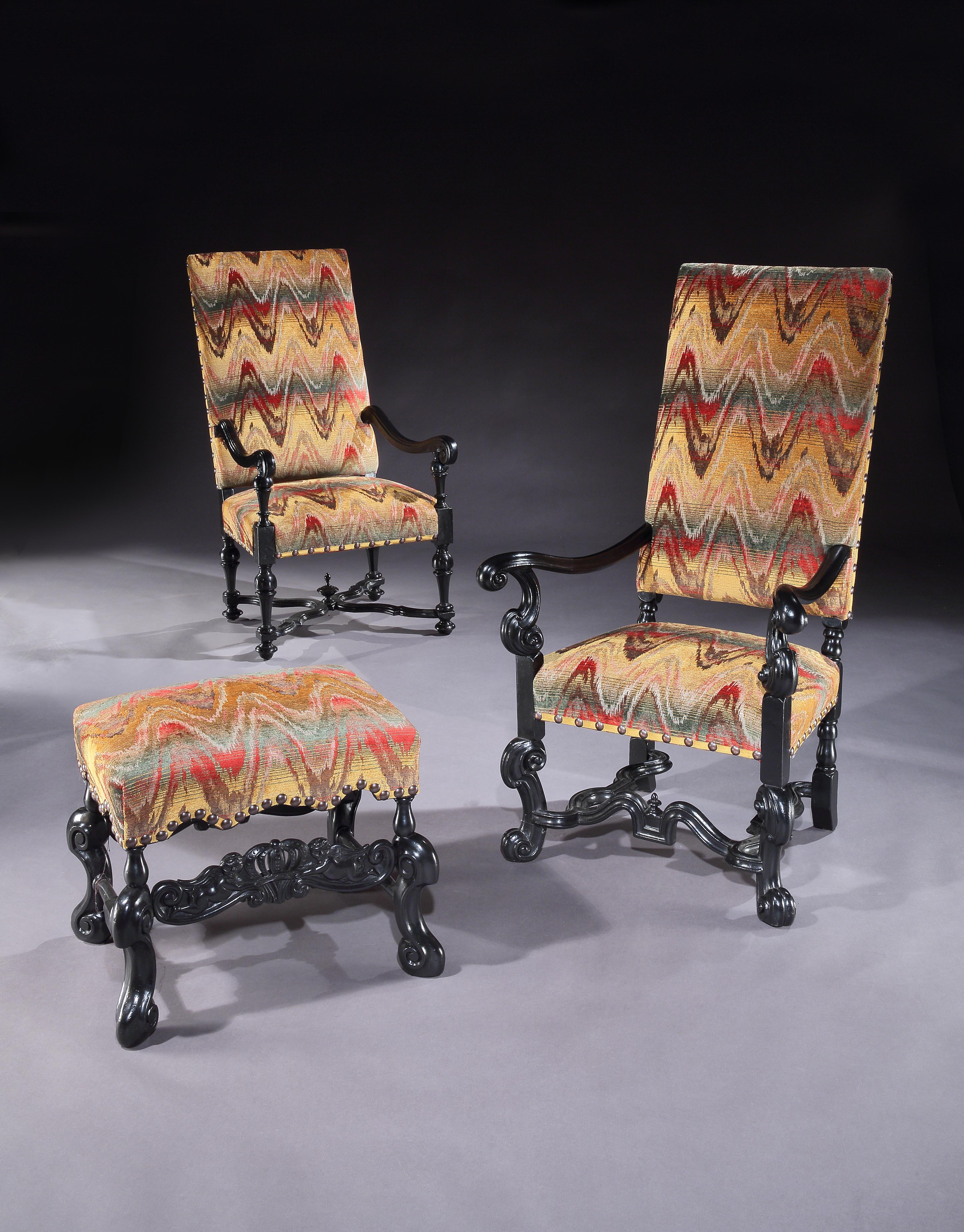 Ein seltenes, zusammengehöriges Paar ebonisierter Sessel aus dem Barock und der Barockrevolution sowie ein antiquarischer Barockhocker 

- Aus einer privaten Möbelsammlung, die erworben wurde, um drei verschiedene Perioden der europäischen