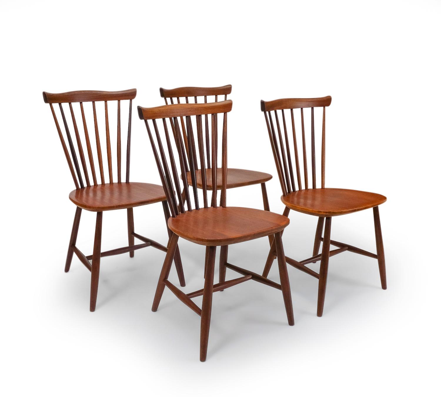 Von Yngve Ekstrom entworfene Stühle, die in den 1960er Jahren von Pastoe in den Niederlanden verkauft wurden.

Yngve Ekström absolvierte wie viele seiner Kollegen eine Ausbildung zum Architekten. Was ihn jedoch auszeichnete, war sein Wissen über