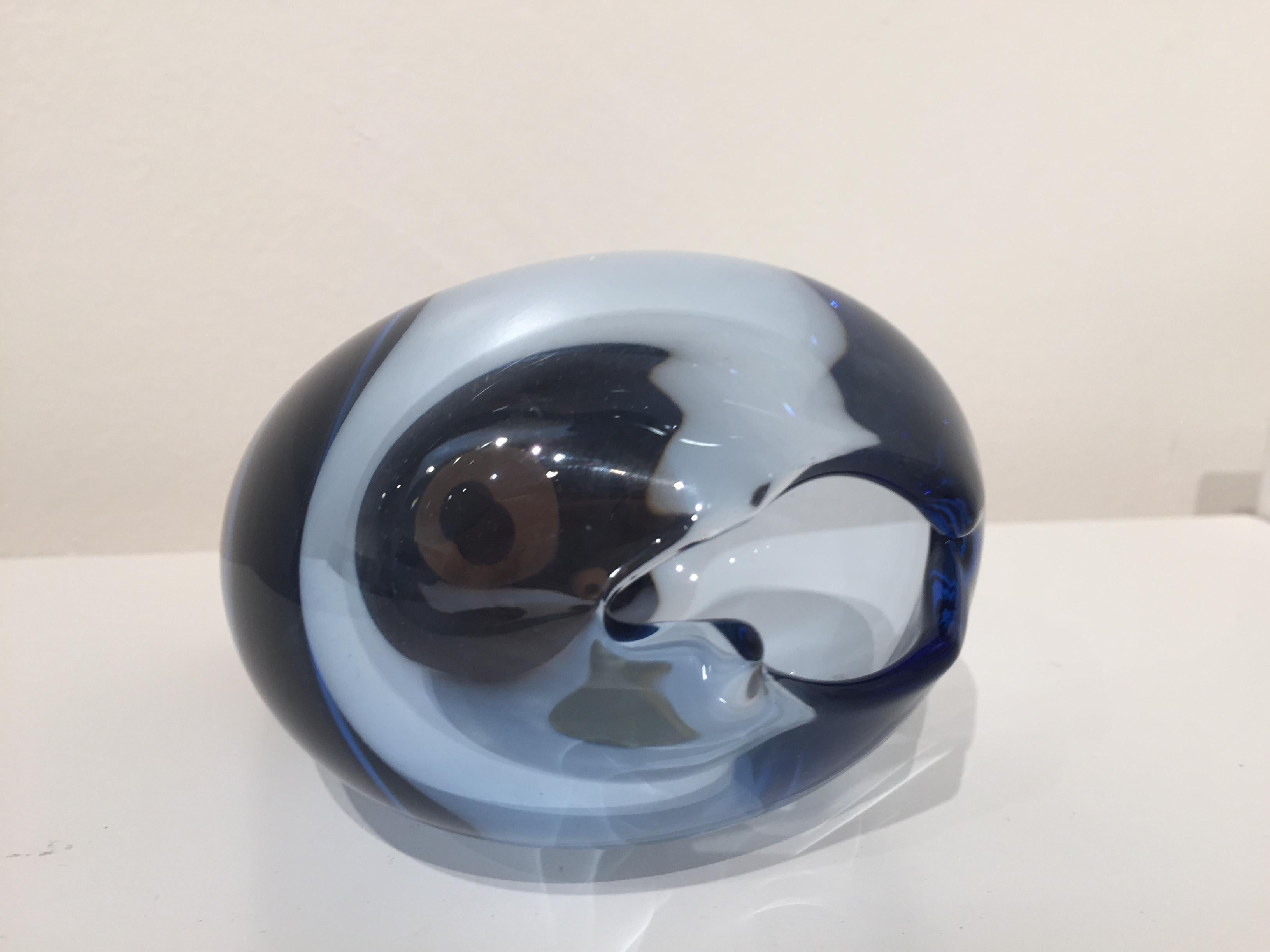 Conjunto de pequeños jarrones de cristal y cenicero. El cenicero es transparente y verde, el jarrón en forma de cápsula es verde con muchas burbujas en la base, y el jarrón en forma de corazón es azul humo.

Dimensiones:
En forma de píldora: