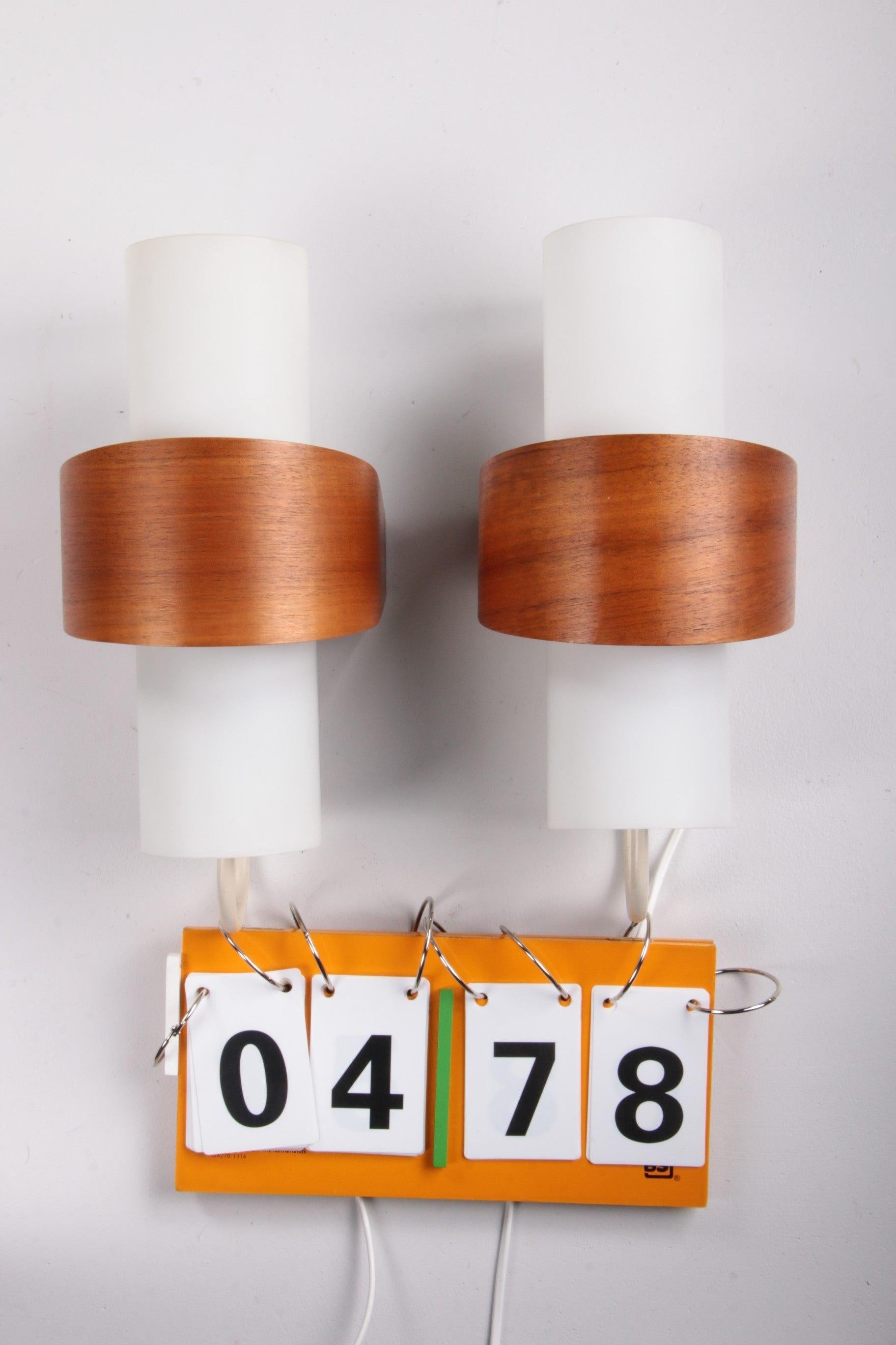 Ensemble de lampes murales Philips Design par Louis Kalff, modèle NX40, Pays-Bas.

Très bel ensemble d'appliques Philips portant le nom de modèle NX40.

Le raccord est une baïonnette, nous fournissons les lampes avec.

Ceux-ci ont été conçus