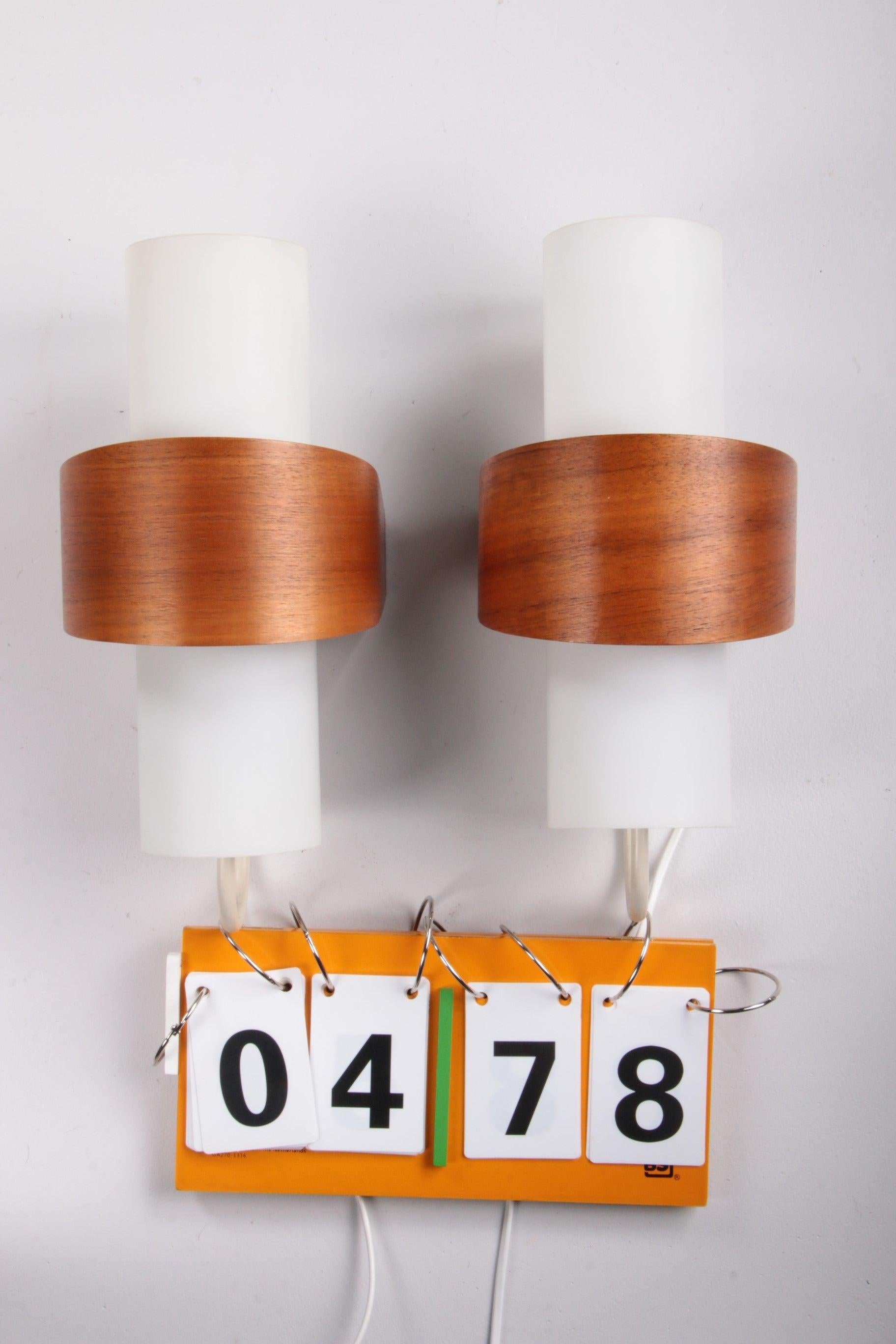 Set Philips Wall lamps Design by Louis Kalff model NX40, the Netherlands.

Very nice set of Philips wall lamps with the model name NX40.

The fitting is a bayonet, we supply the lights with it.

These were designed in the 1950s by the