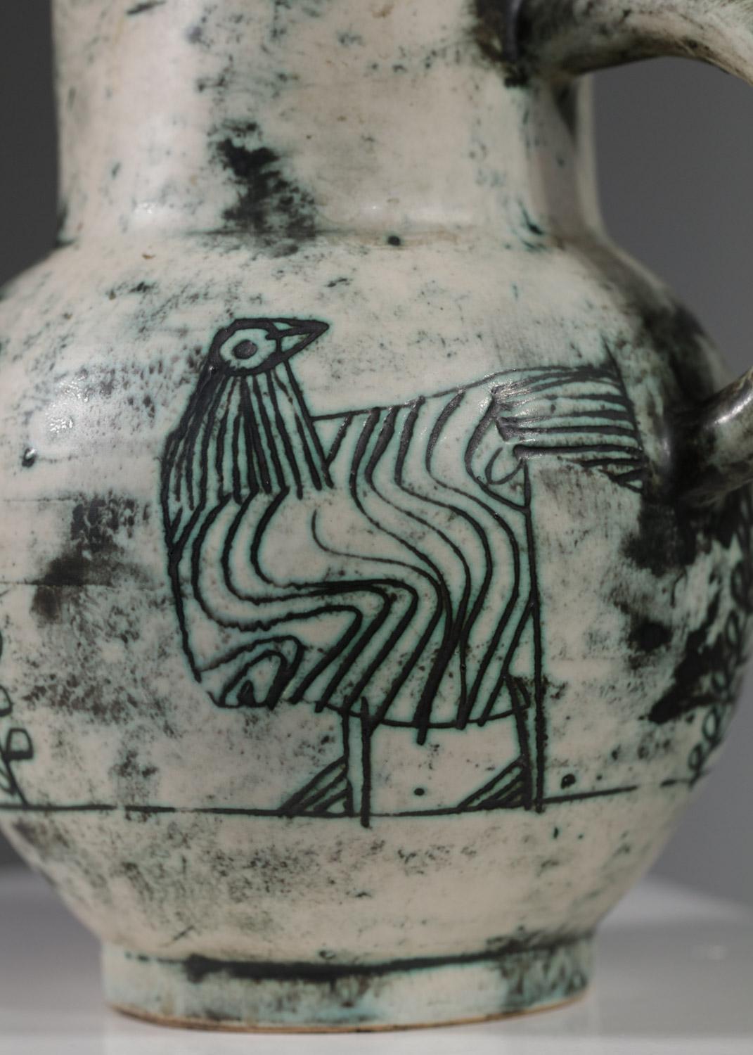 Set di brocca e bicchieri in ceramica degli anni '60 del ceramista francese Jacques Blin. Ceramica smaltata nei toni del blu e del verde, decorata con disegni geometrici e uccelli sulla brocca. Condizioni vintage molto buone del lotto, da notare una