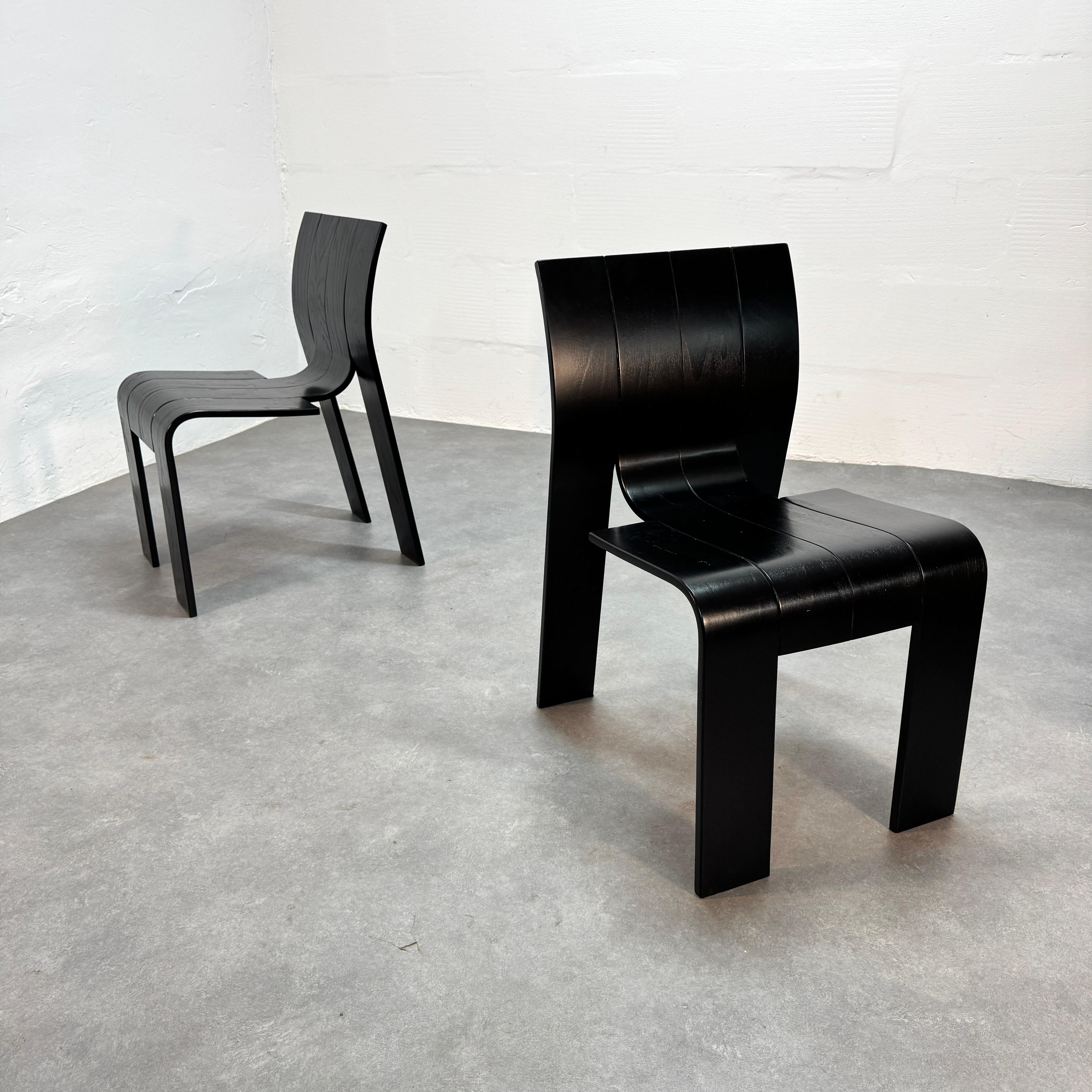 La sedia Strip è stata progettata con l'obiettivo di semplificare la forma della sedia ed è composta da soli quattro listelli di frassino laminato collegati tra loro da tasselli. 

La sua forma semplice e fluida permette di impilare le sedie fino a