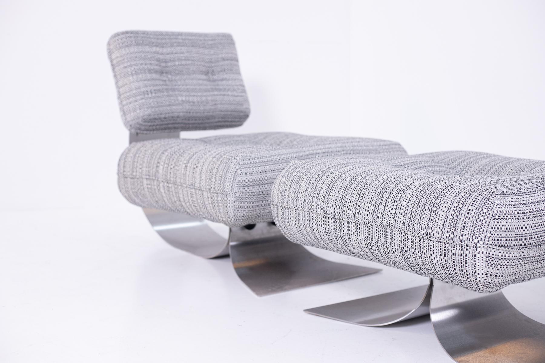 Beautiful set composed of armchair and ottoman designed by the great Brazilian designer Oscar Niemeryer in 1970 for the manufacture of Mobilier International in Paris.
The Oscar Niemeryer set includes the very famous and coveted 
