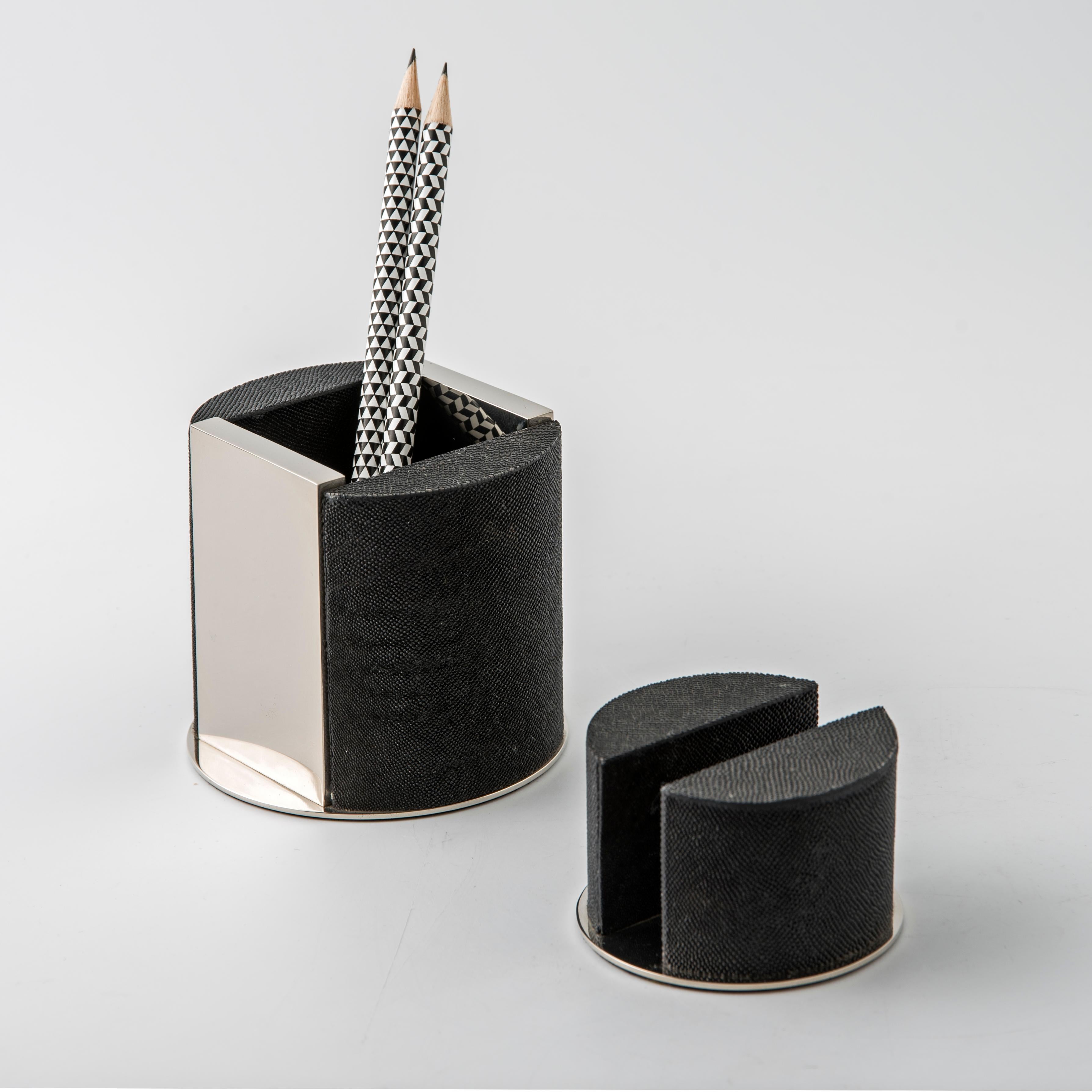 Verleihen Sie Ihrem Büro einen Hauch von Klasse mit dem Schreibtischset Galucharme Black, einem exklusiven Werk des Designers Nino Basso, das vollständig von Hand gefertigt wird. 
Dieses raffinierte Set besteht aus einem Stifthalter und einem