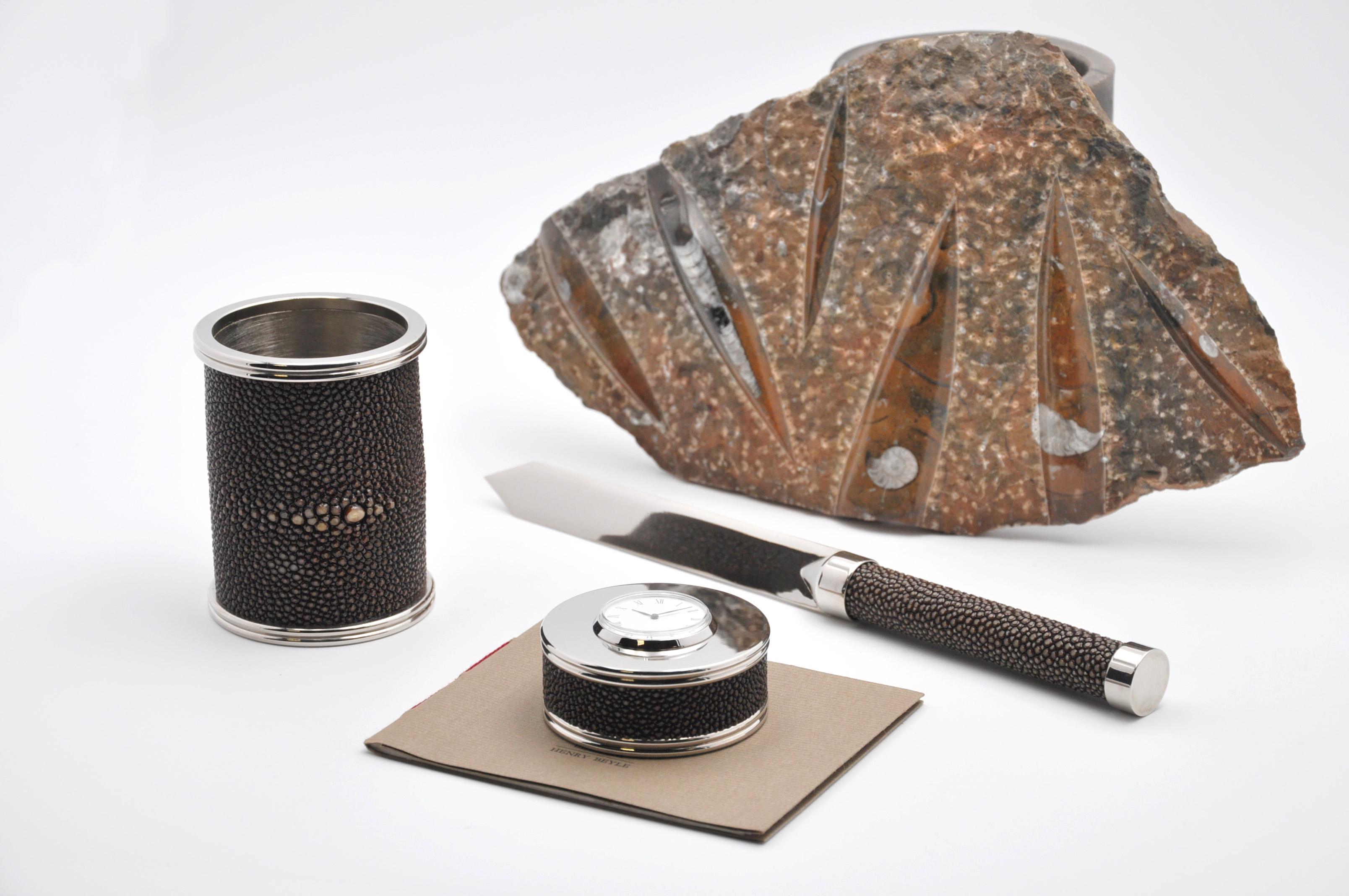 Aus der exklusiven Galucharme-Kollektion, entworfen von Nino Basso, ein raffiniertes, kaffeefarbenes Schreibtischset, perfekt für alle, die elegantes und zeitloses Design lieben.
 Das Set enthält:
-  Stifthalter
- Brieföffner
- Briefbeschwerer