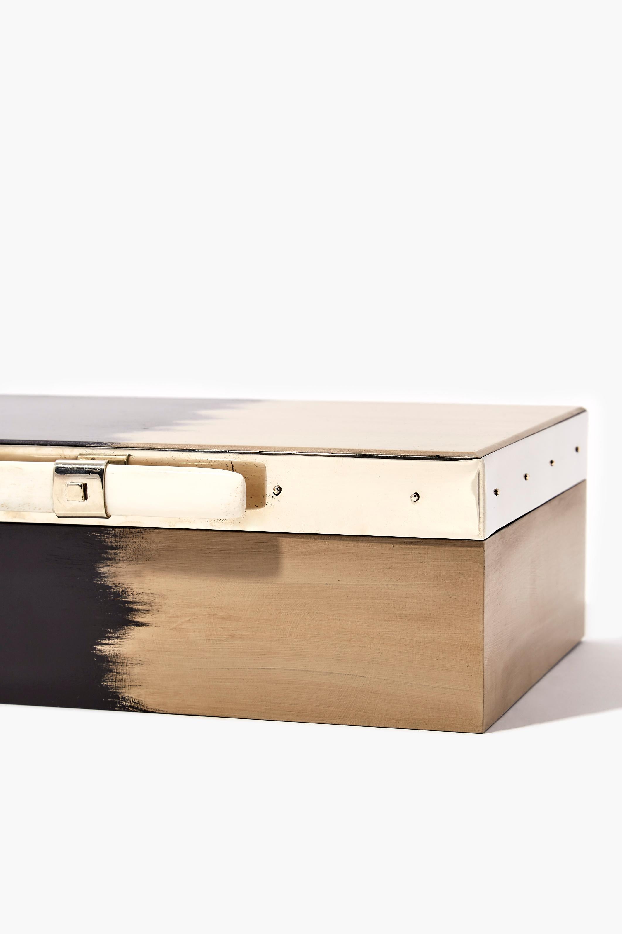 Moderne Set Porteño Black & Cream Hand Painted Wood Boxes (boîtes en bois peintes à la main) en vente